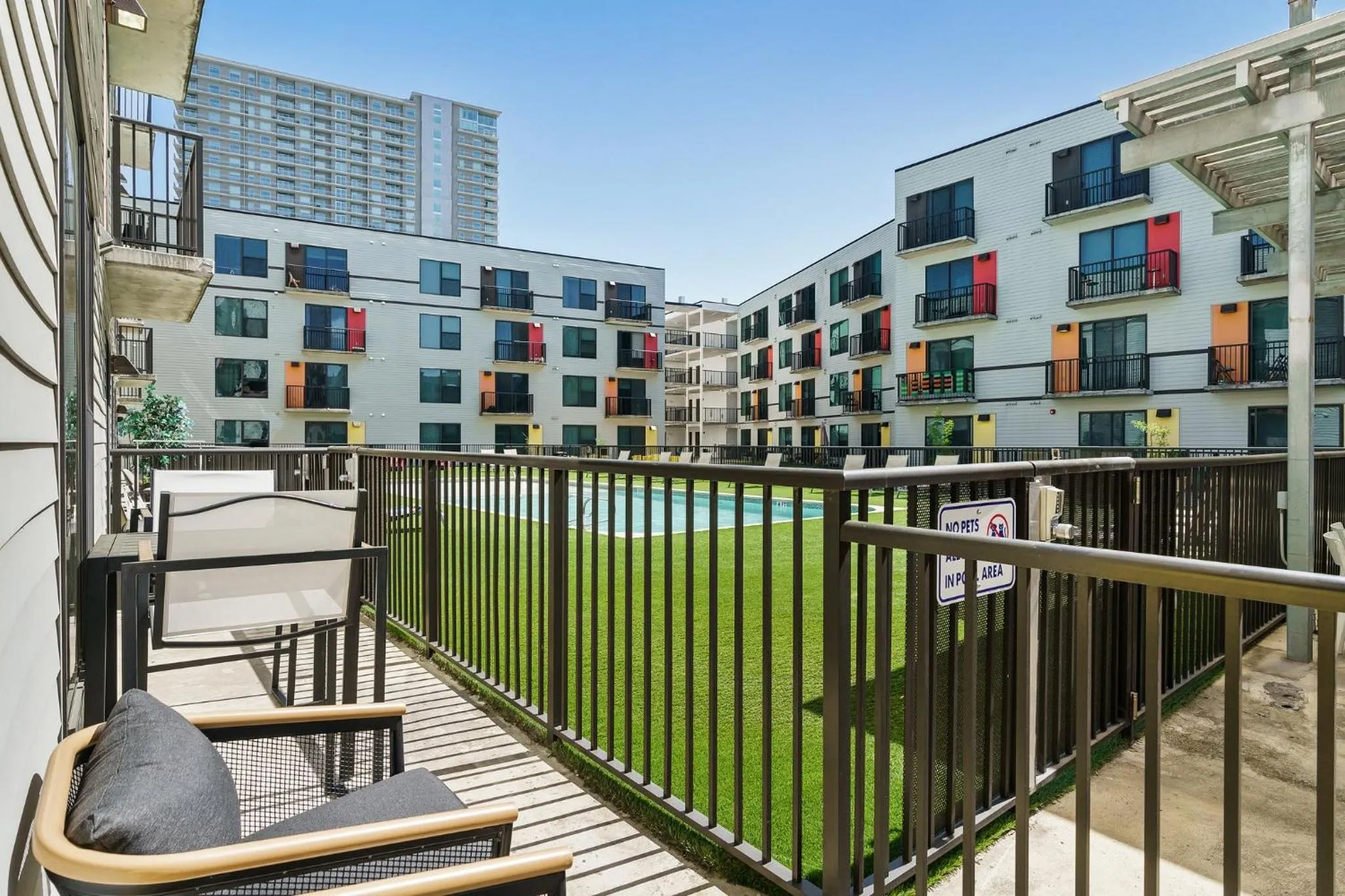 Property building in Lodgeur Midtown, Houston - close to Downtown & Texas Medical Center
