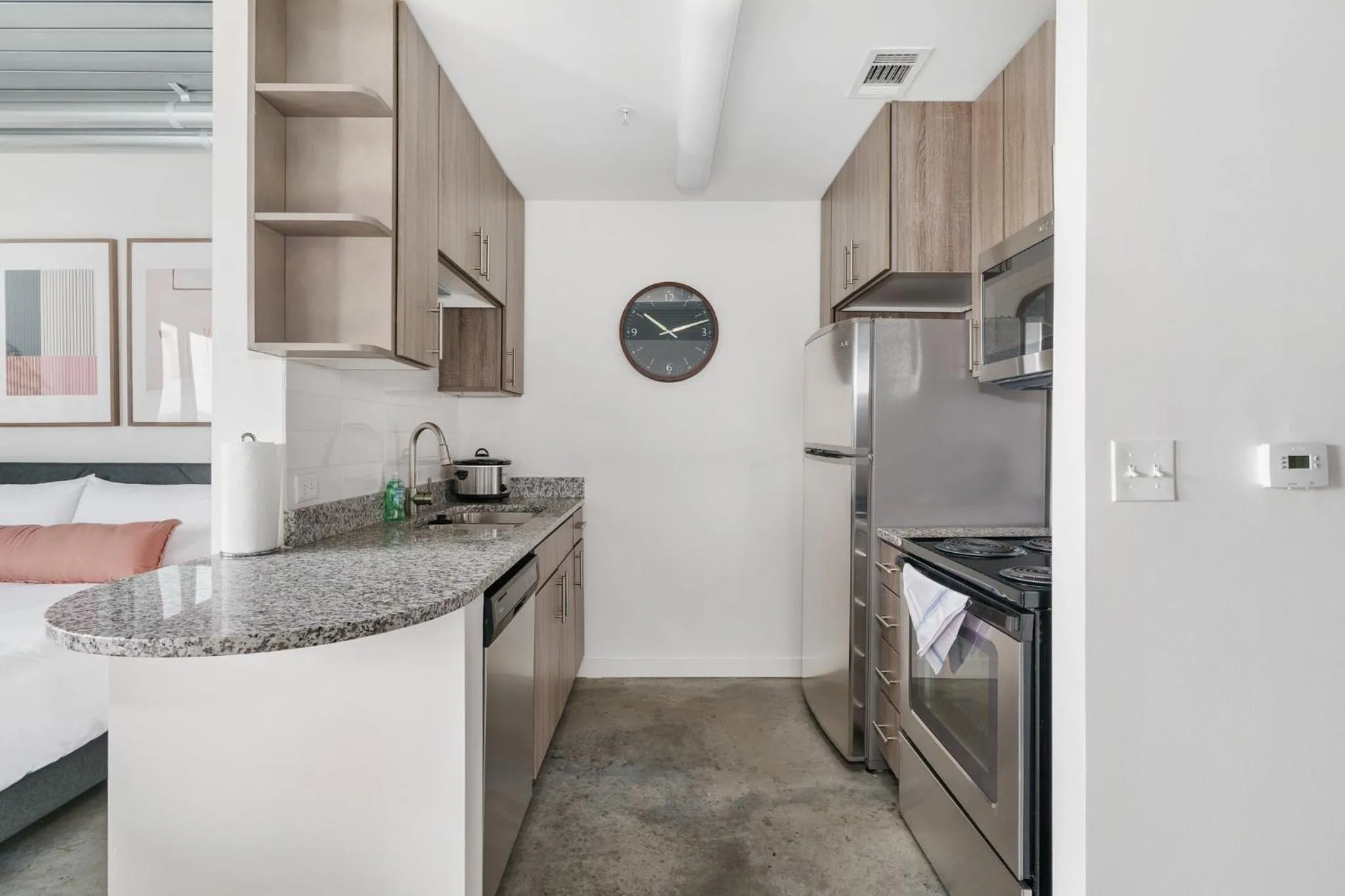 Kitchen or kitchenette in Lodgeur Midtown, Houston - close to Downtown & Texas Medical Center