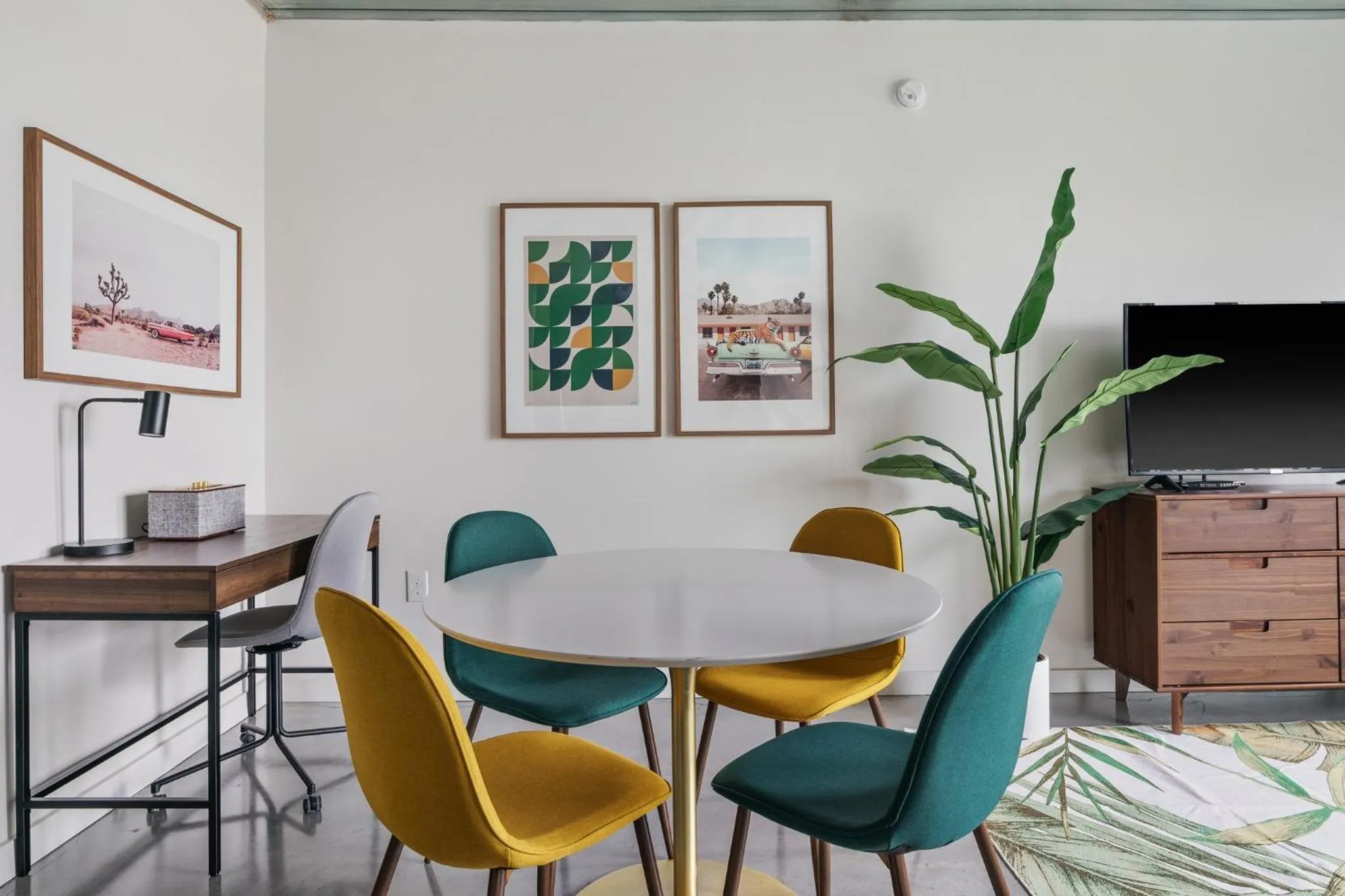 Seating area in Lodgeur Midtown, Houston - close to Downtown & Texas Medical Center