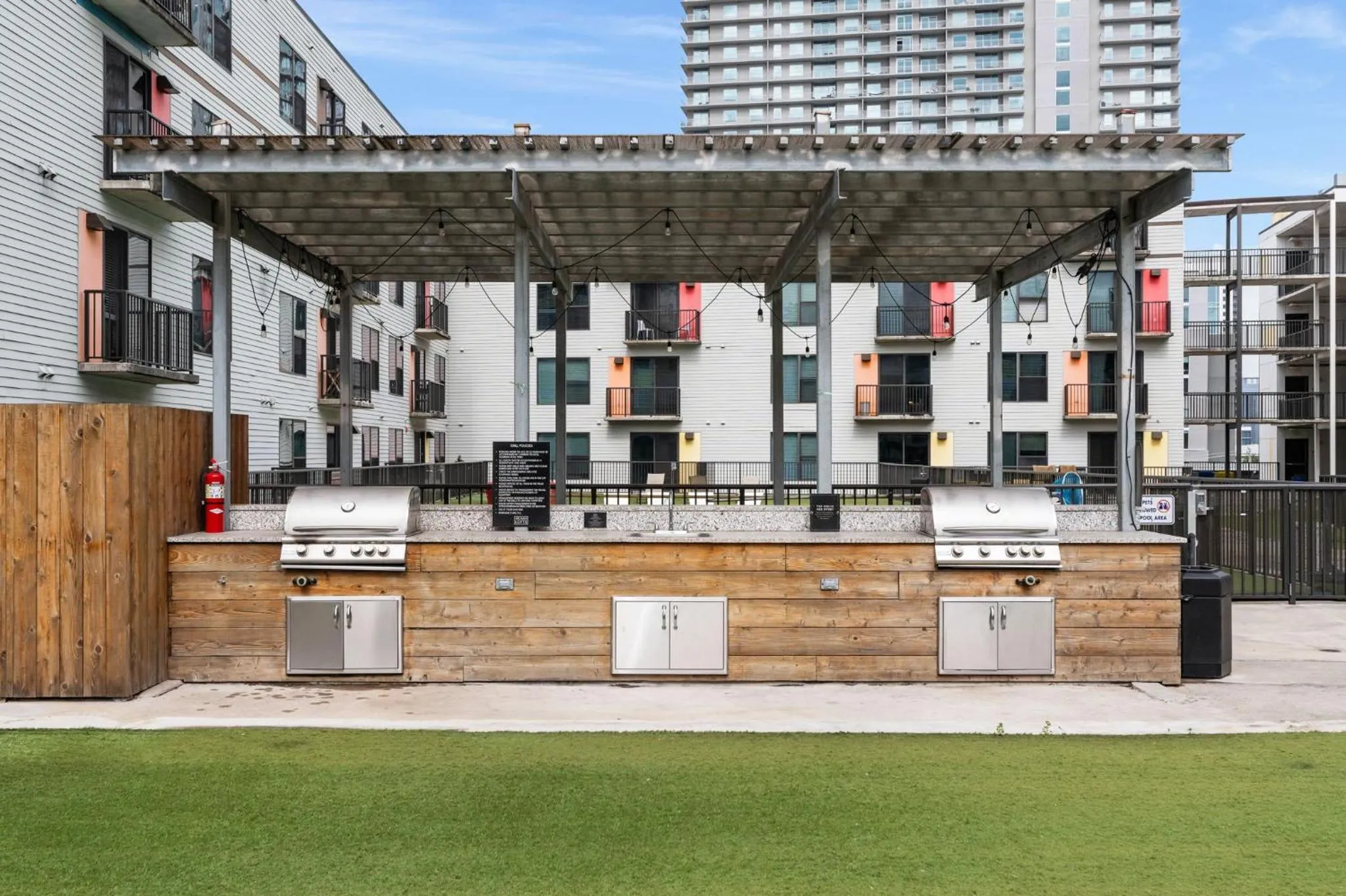BBQ facilities in Lodgeur Midtown, Houston - close to Downtown & Texas Medical Center