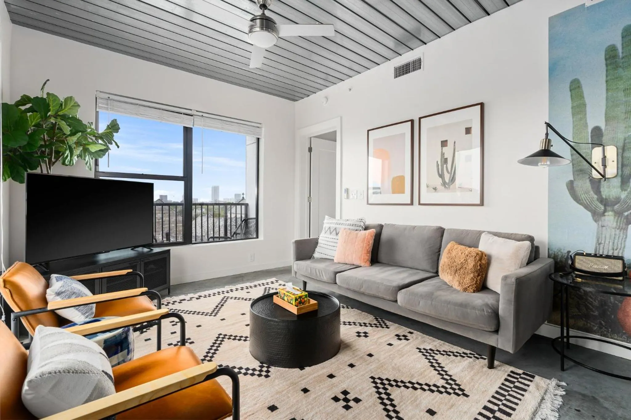 TV and multimedia in Lodgeur Midtown, Houston - close to Downtown & Texas Medical Center