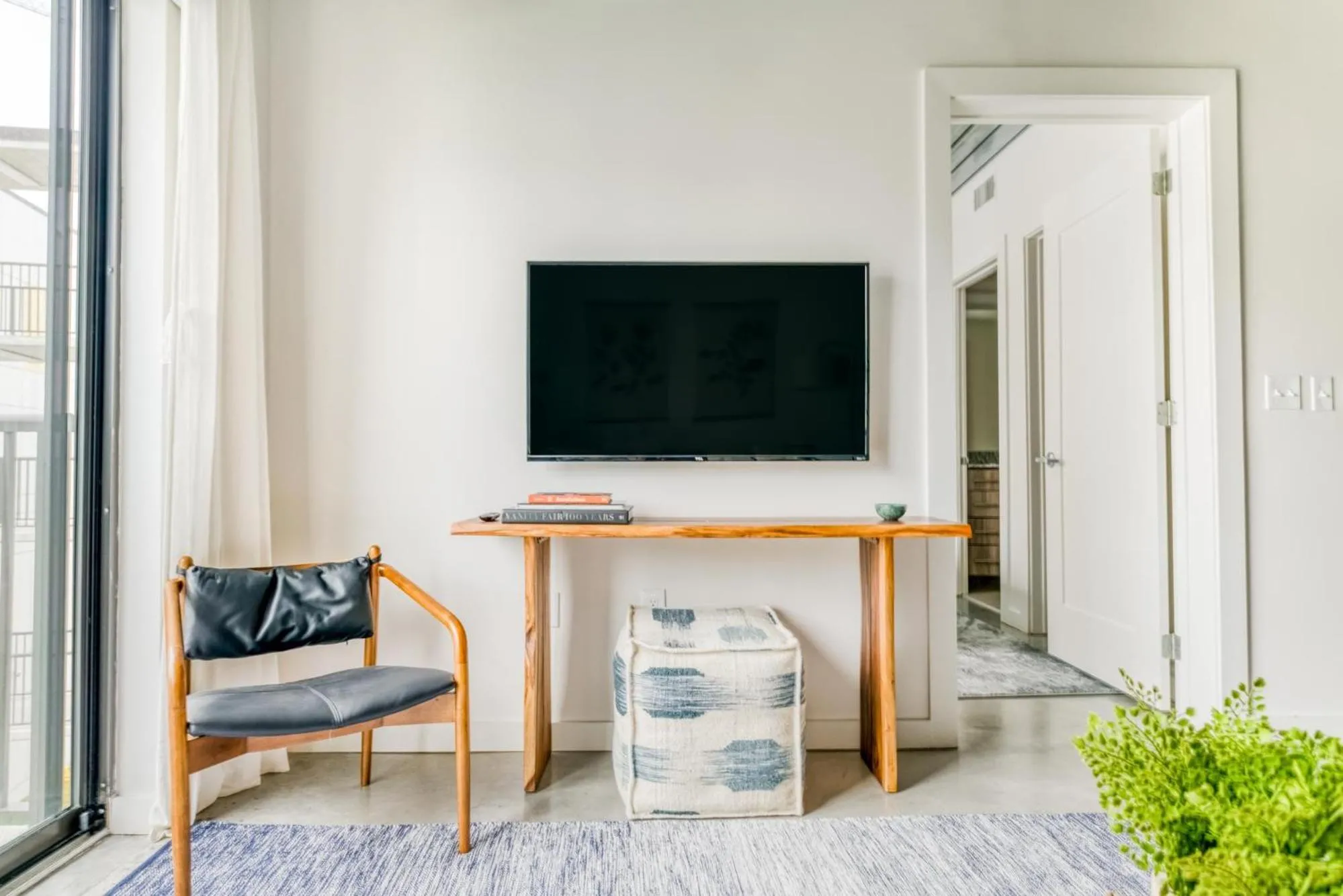 TV and multimedia in Lodgeur Midtown, Houston - close to Downtown & Texas Medical Center
