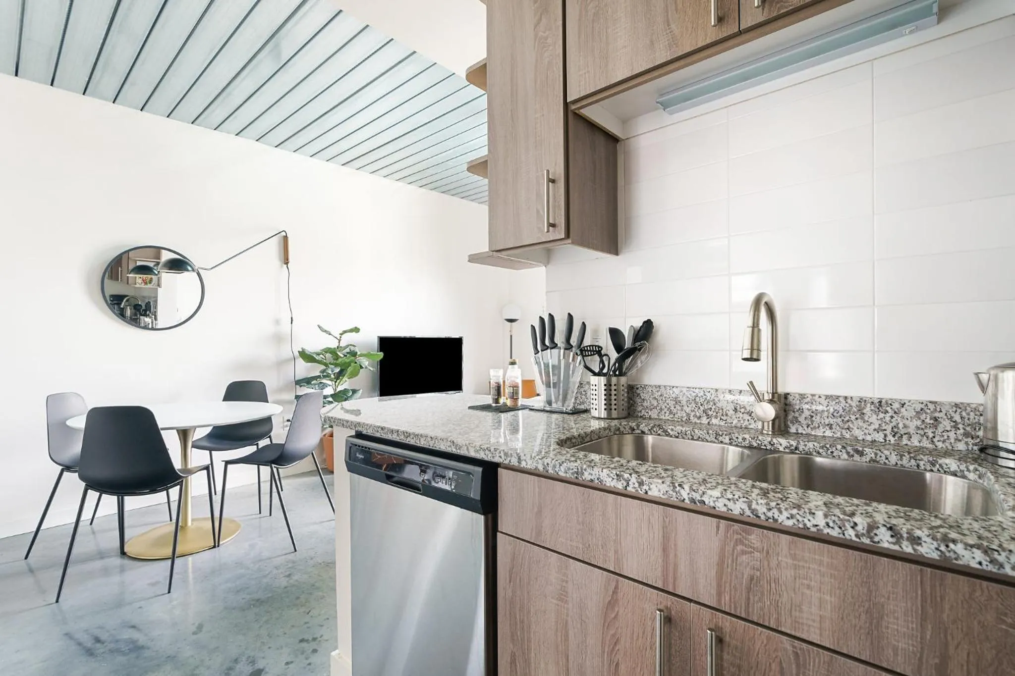 kitchen in Lodgeur Midtown, Houston - close to Downtown & Texas Medical Center