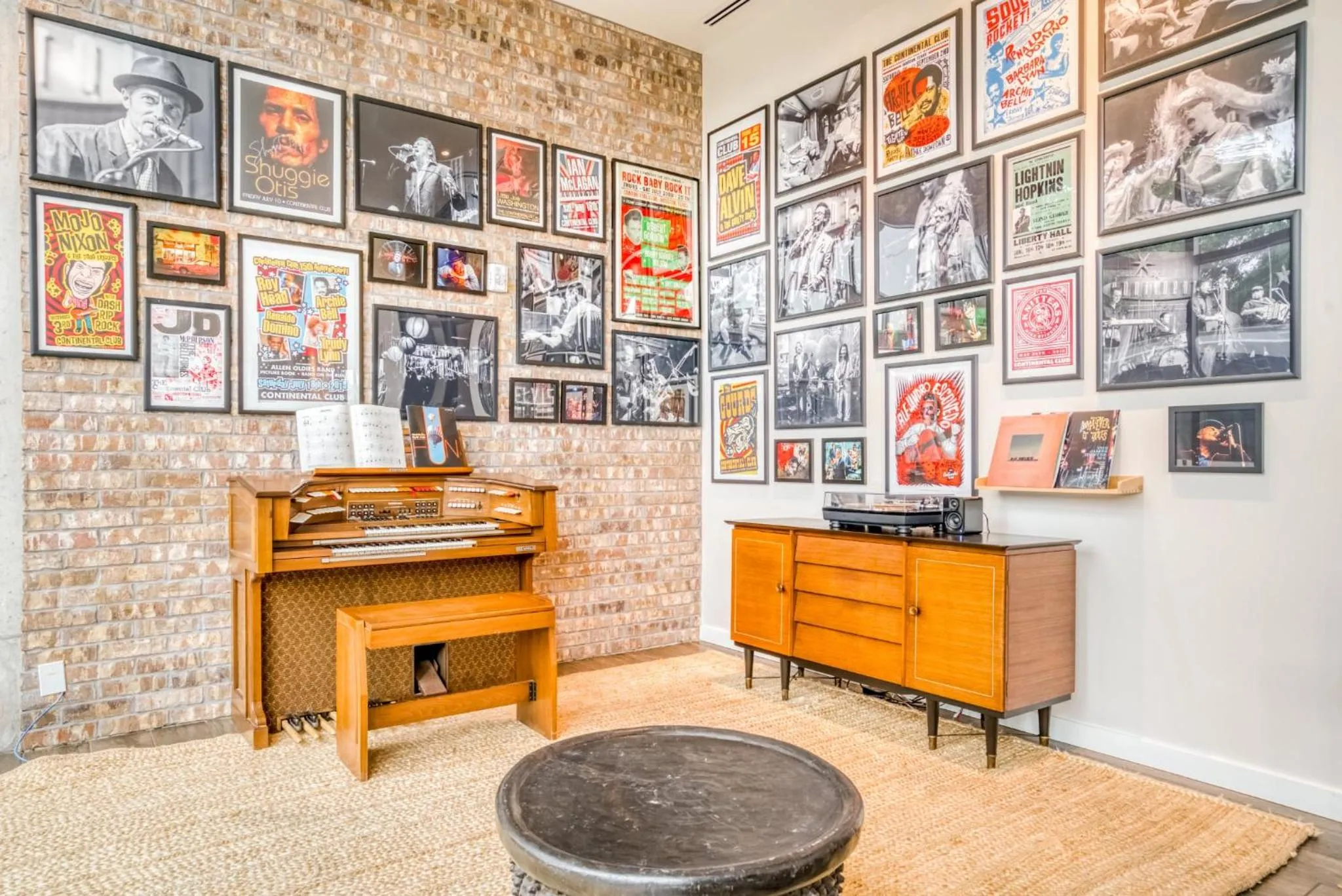 Communal lounge/ TV room in Lodgeur Midtown, Houston - close to Downtown & Texas Medical Center