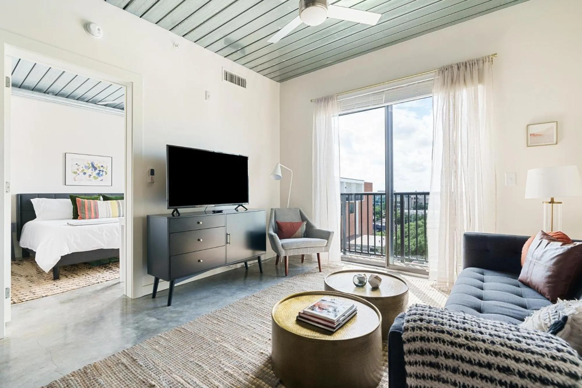 TV and multimedia, Bed in Lodgeur Midtown, Houston - close to Downtown & Texas Medical Center