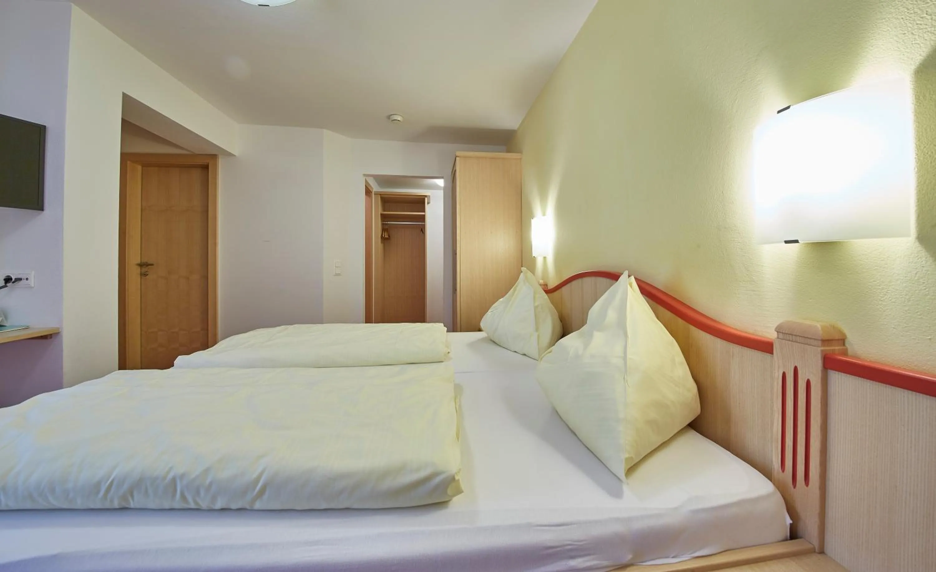 Bedroom, Bed in Hotel Gungau