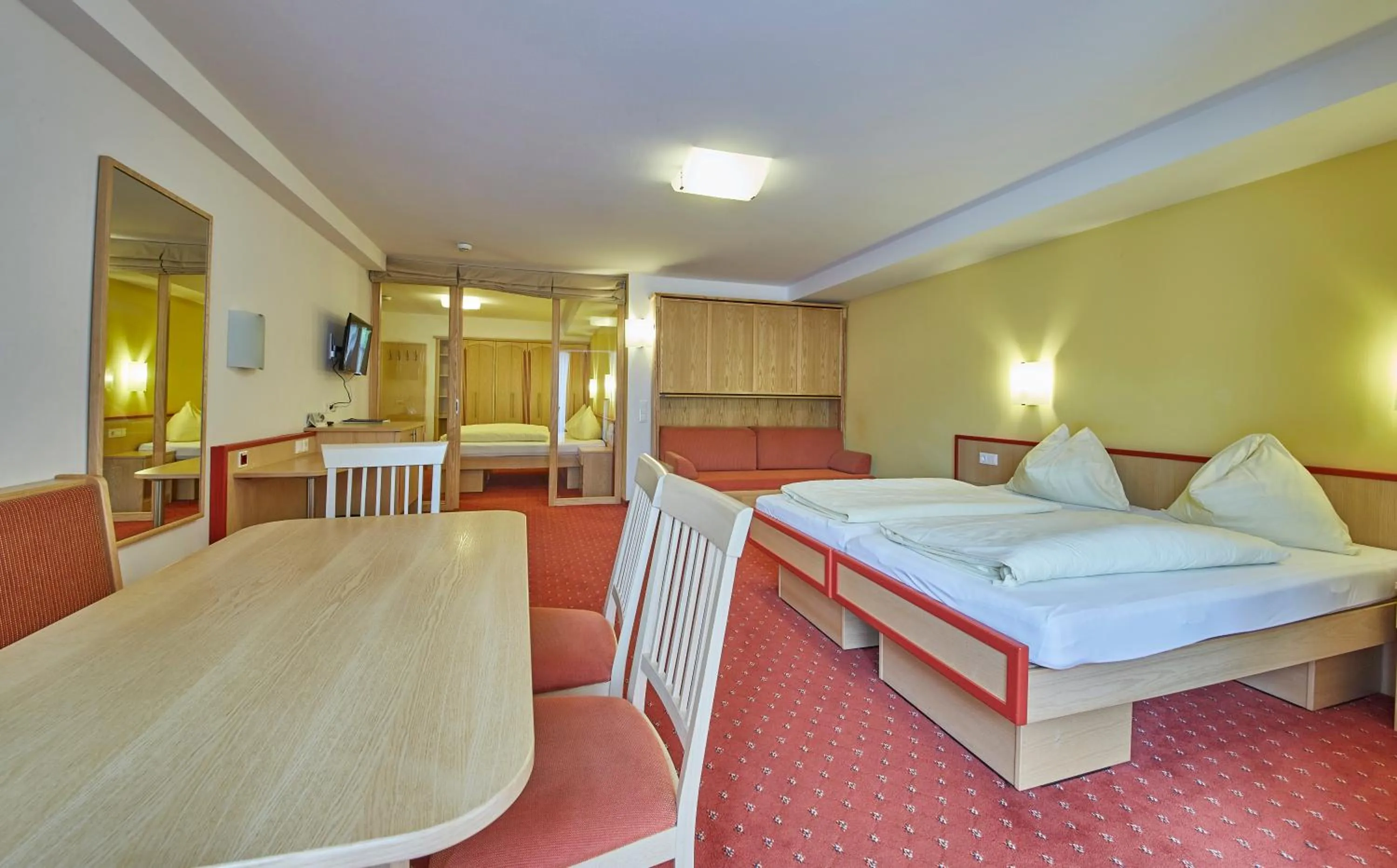 Bedroom, Bed in Hotel Gungau