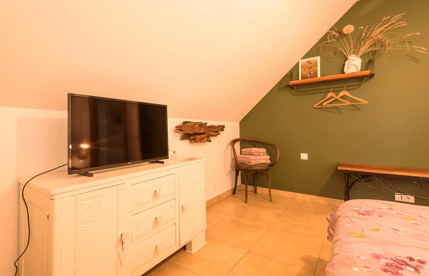 Bedroom in chambre d'hôtes de charme, un temps en forêt