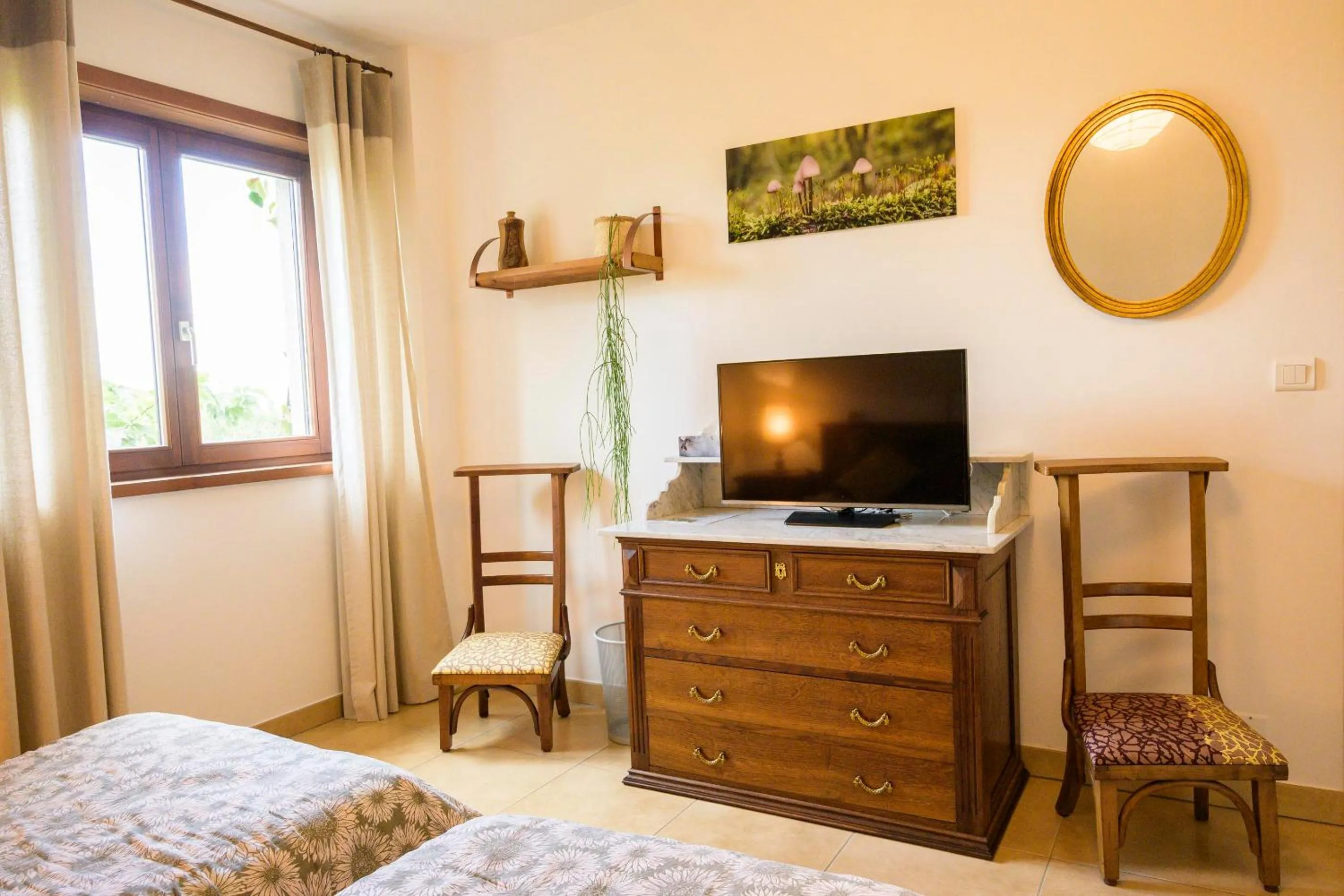 Bedroom, Bed in chambre d'hôtes de charme, un temps en forêt