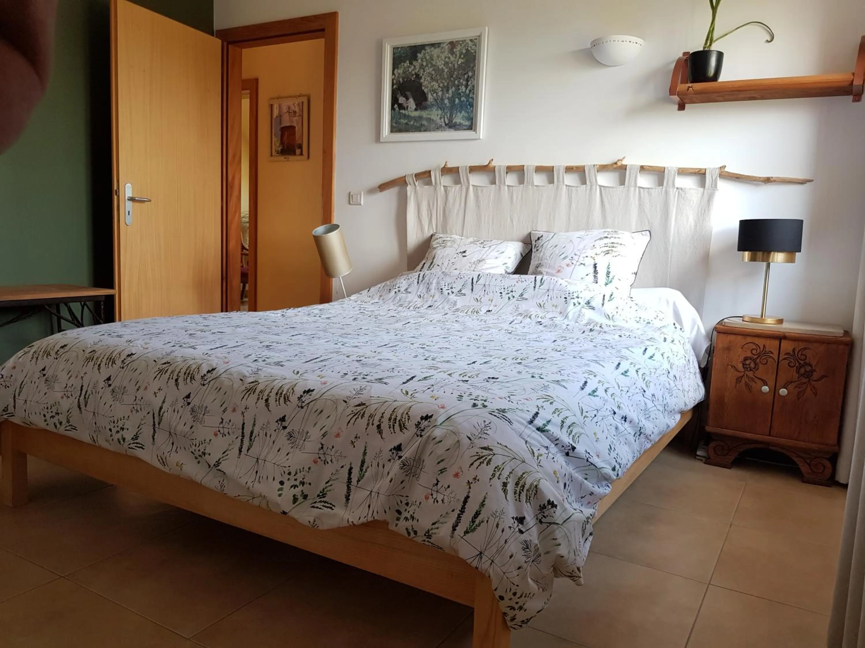 Bedroom, Bed in chambre d'hôtes de charme, un temps en forêt