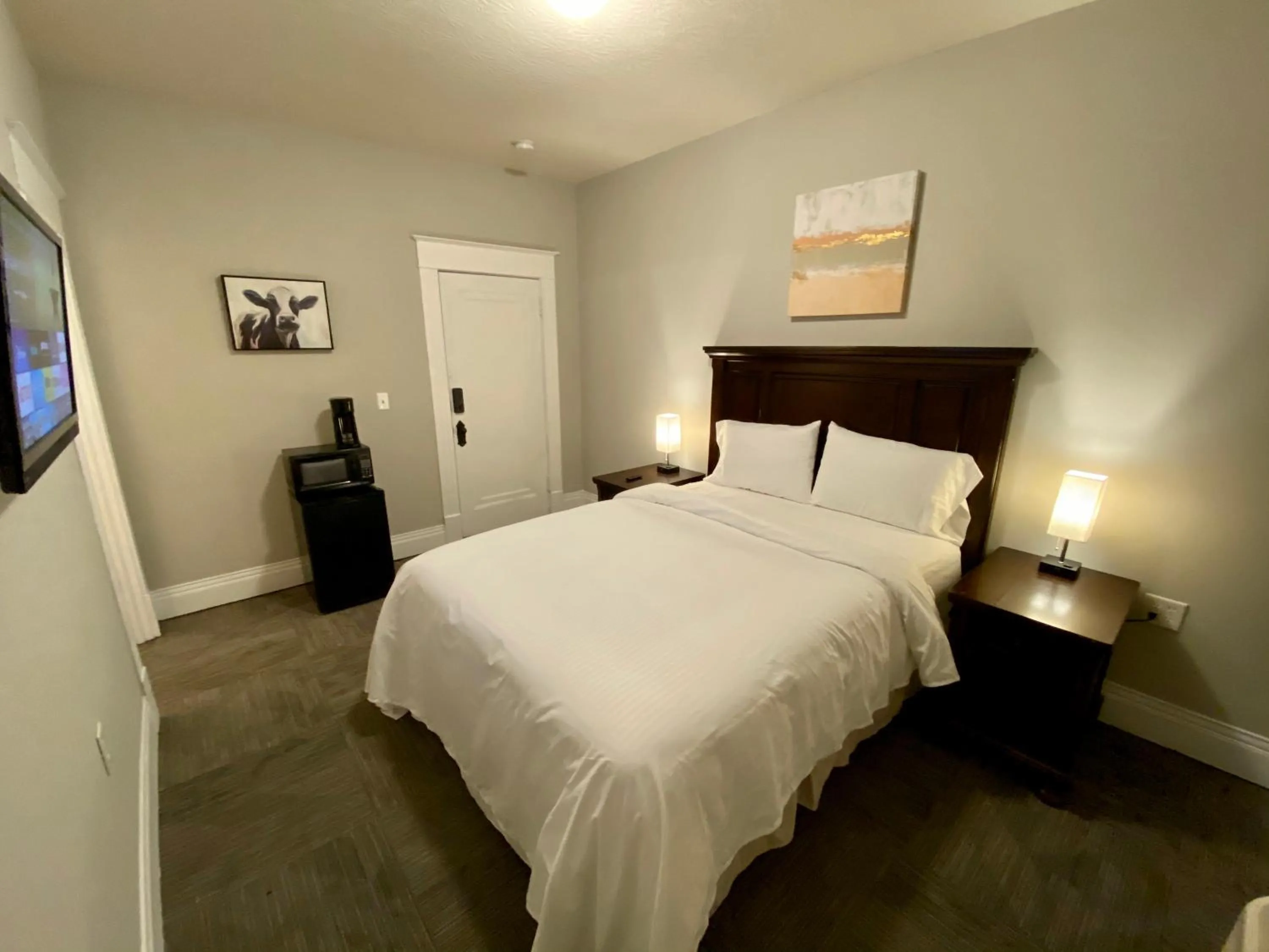 Bed in Twin Lakes Creamery, Grill & Inn