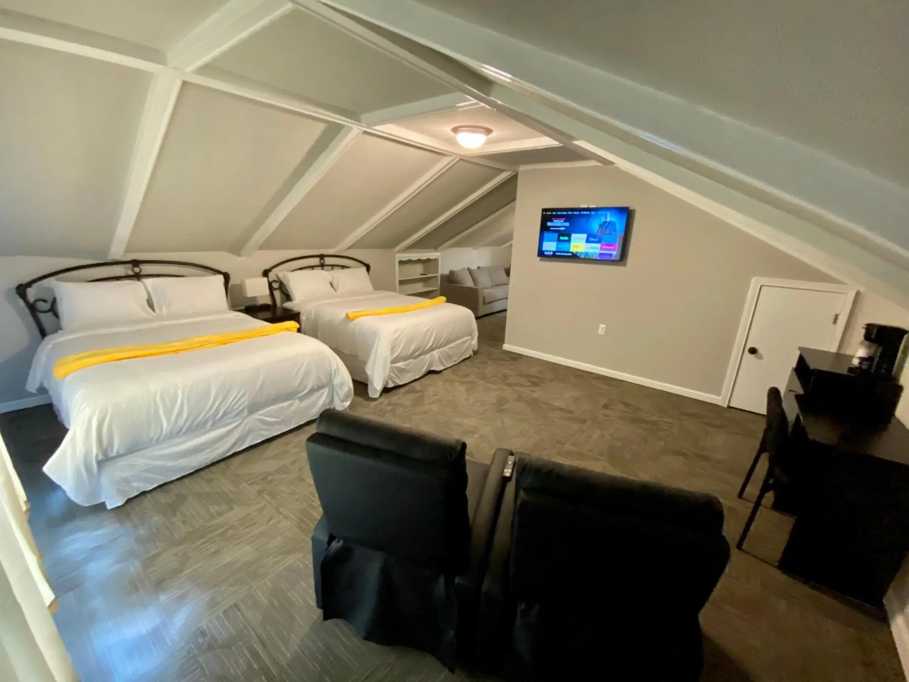 Deluxe Queen Room with Two Queen Beds - Pet Friendly in Twin Lakes Creamery, Grill & Inn Deluxe Queen Room with Two Queen Beds - Pet Friendly in Twin Lakes Creamery, Grill & Inn