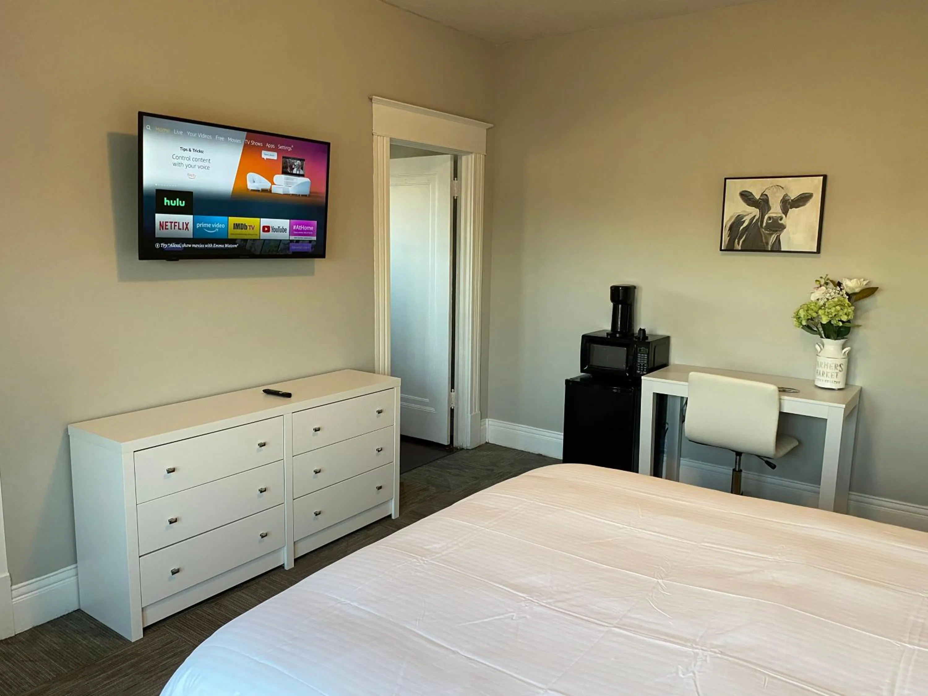 Bed in Twin Lakes Creamery, Grill & Inn