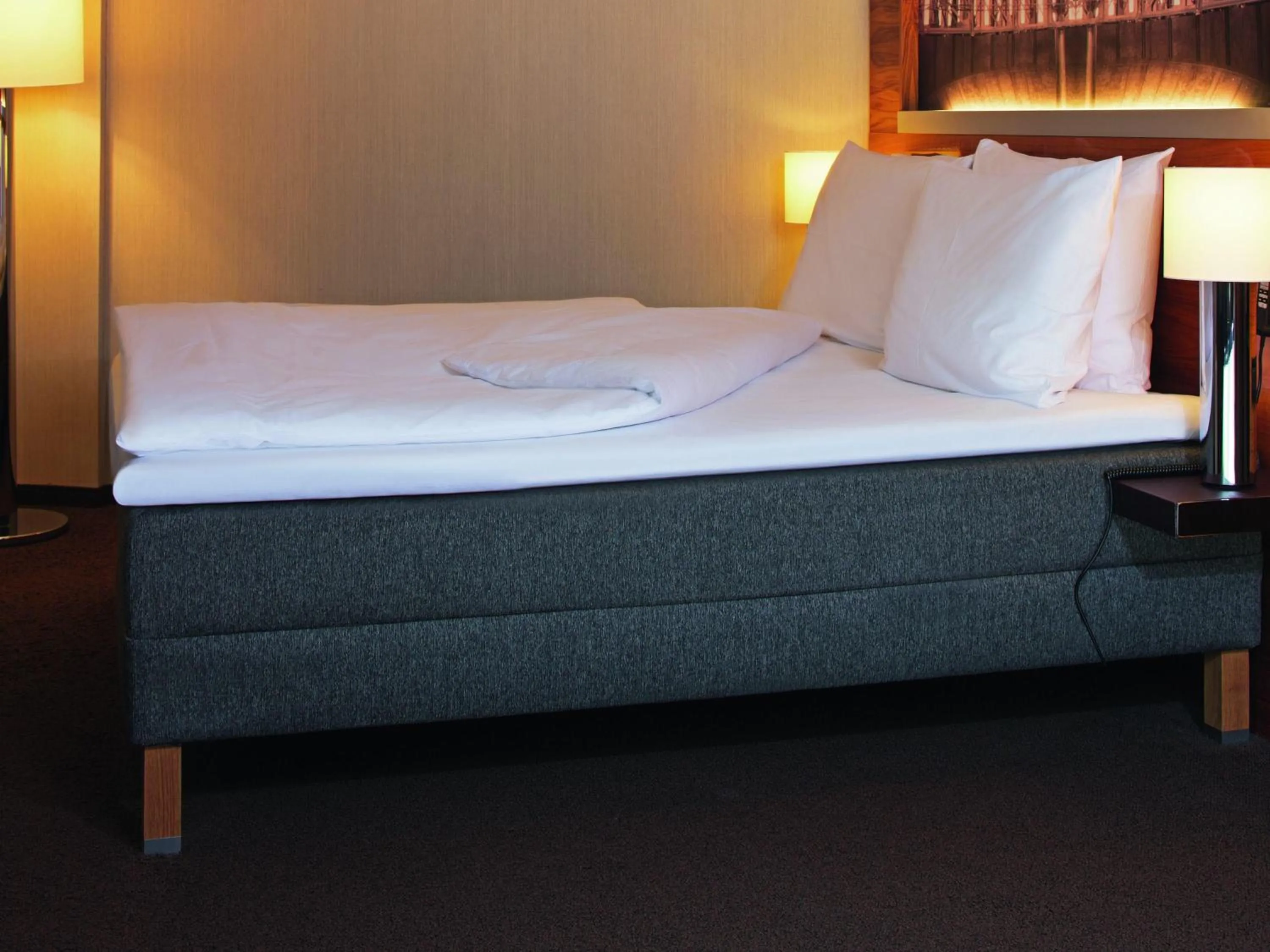 Bedroom, Bed in Mövenpick Hotel Zurich Airport