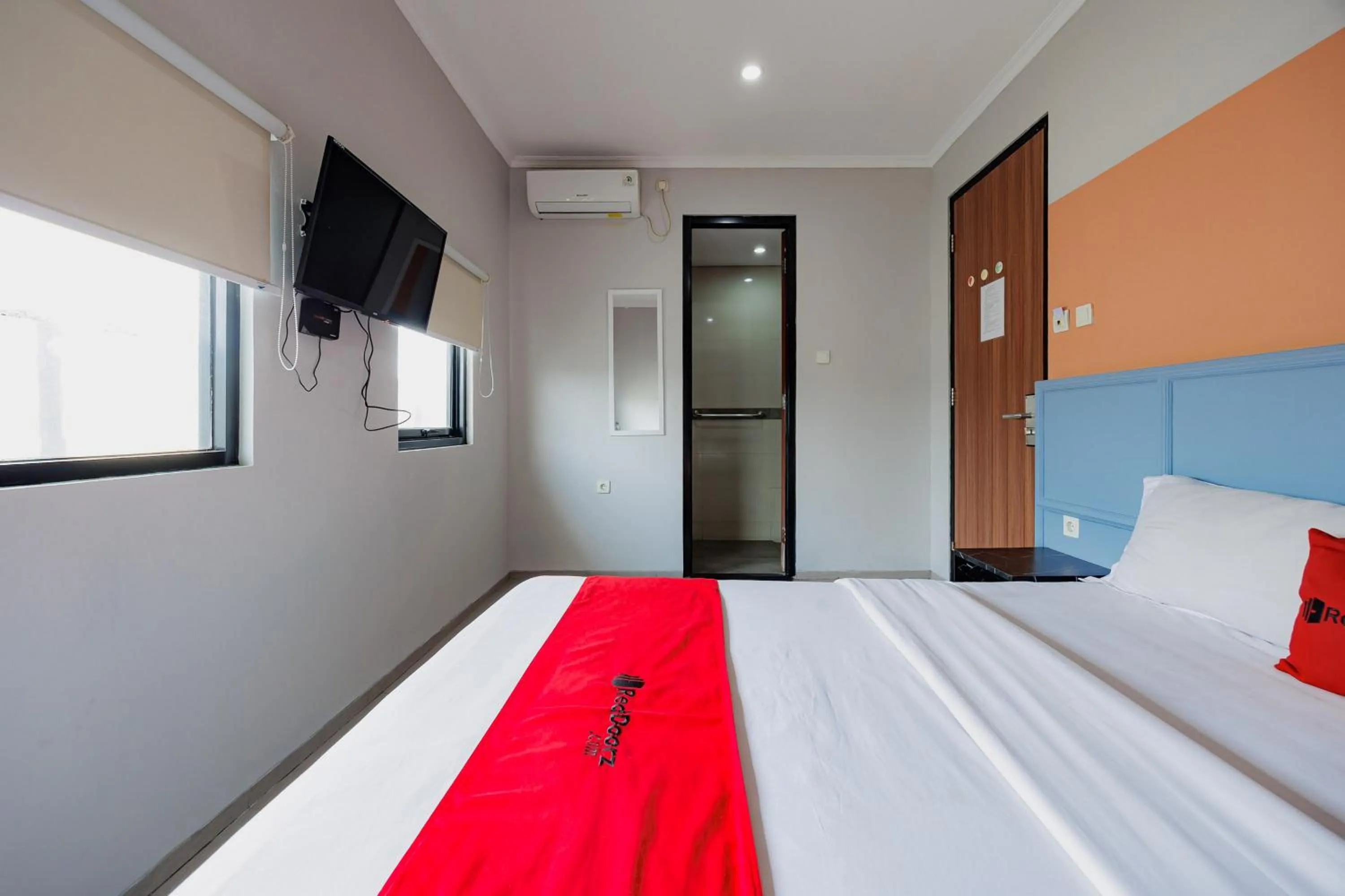 Bed in RedDoorz Plus near Radio Dalam 3