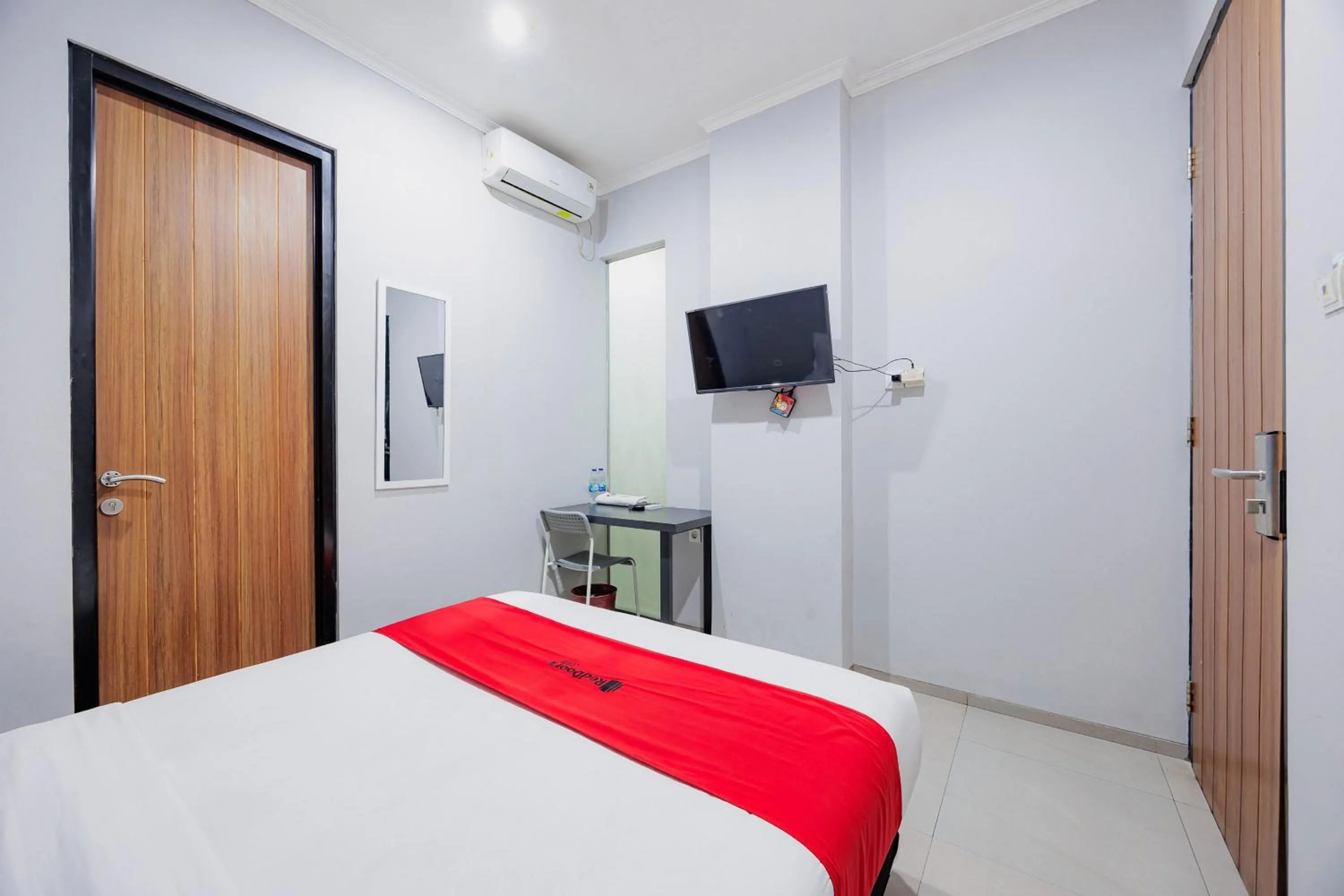 Bed in RedDoorz Plus near Radio Dalam 3