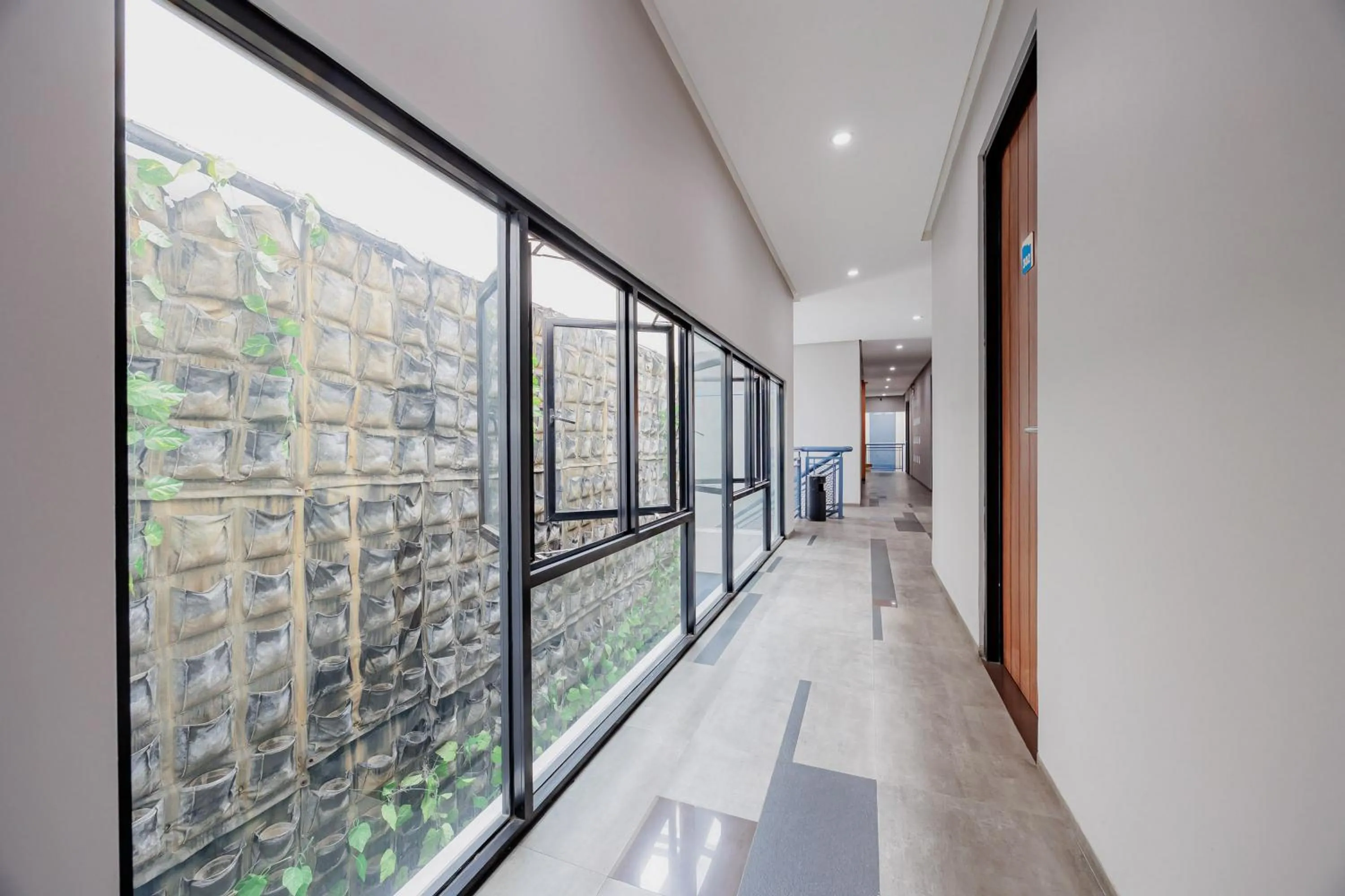 RedDoorz Plus near Radio Dalam 3