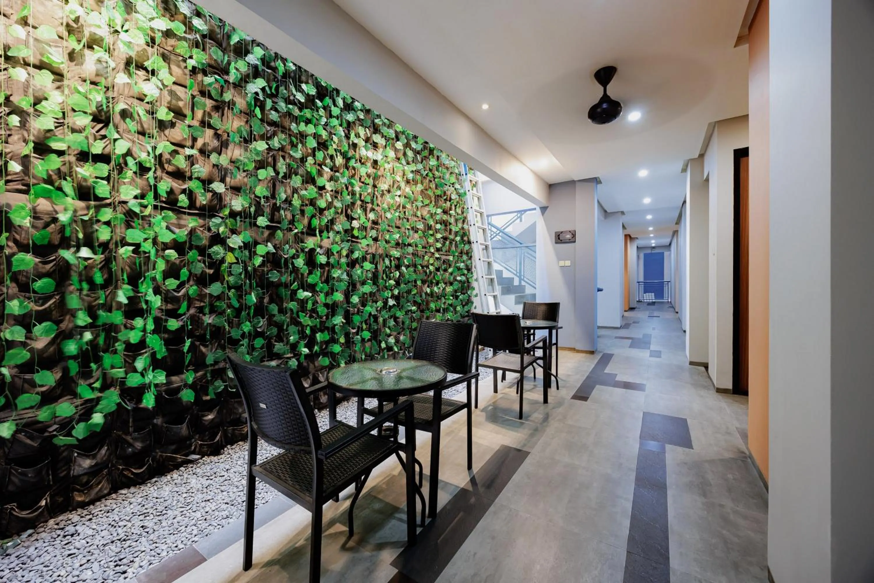 RedDoorz Plus near Radio Dalam 3