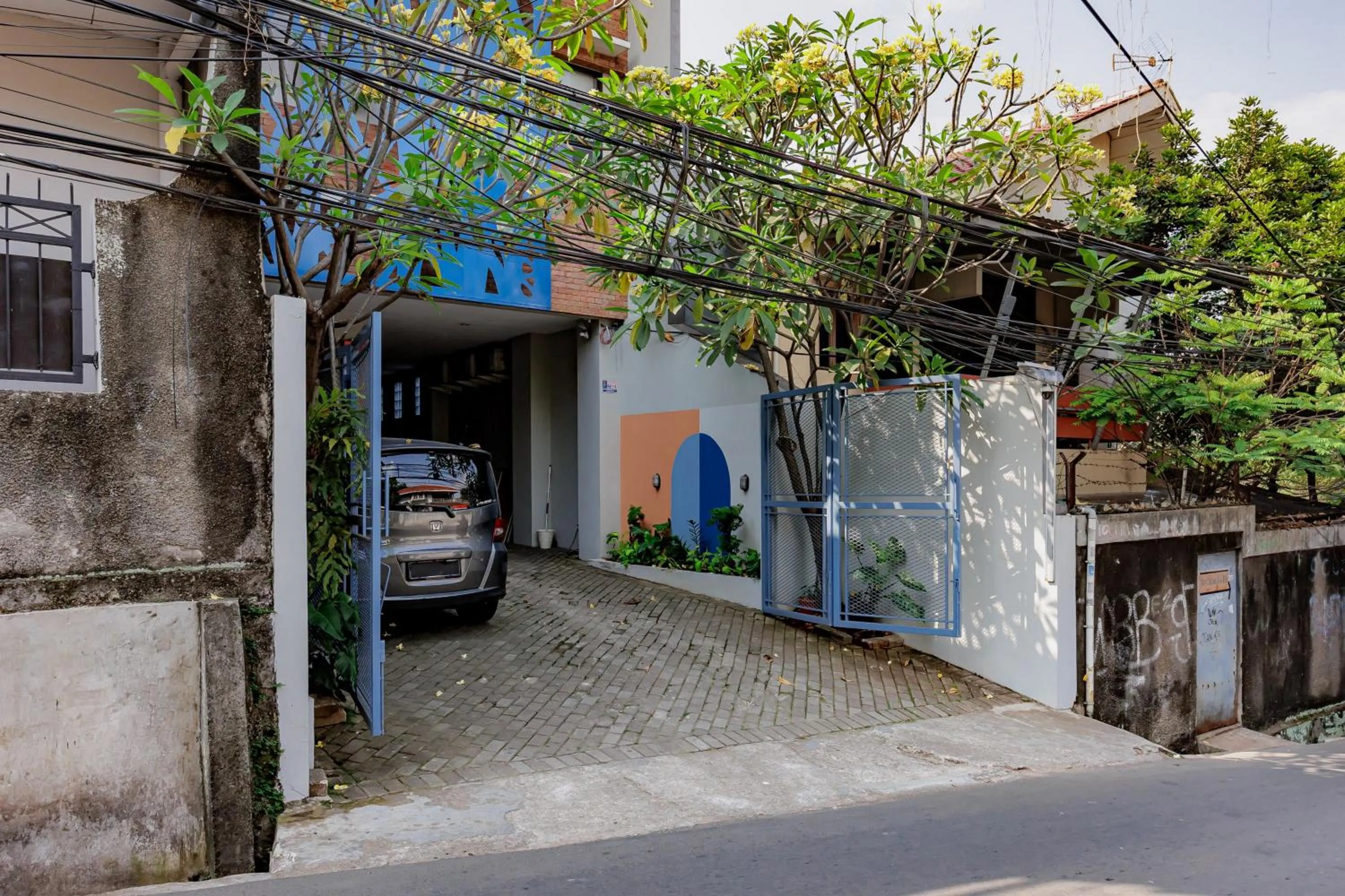 RedDoorz Plus near Radio Dalam 3