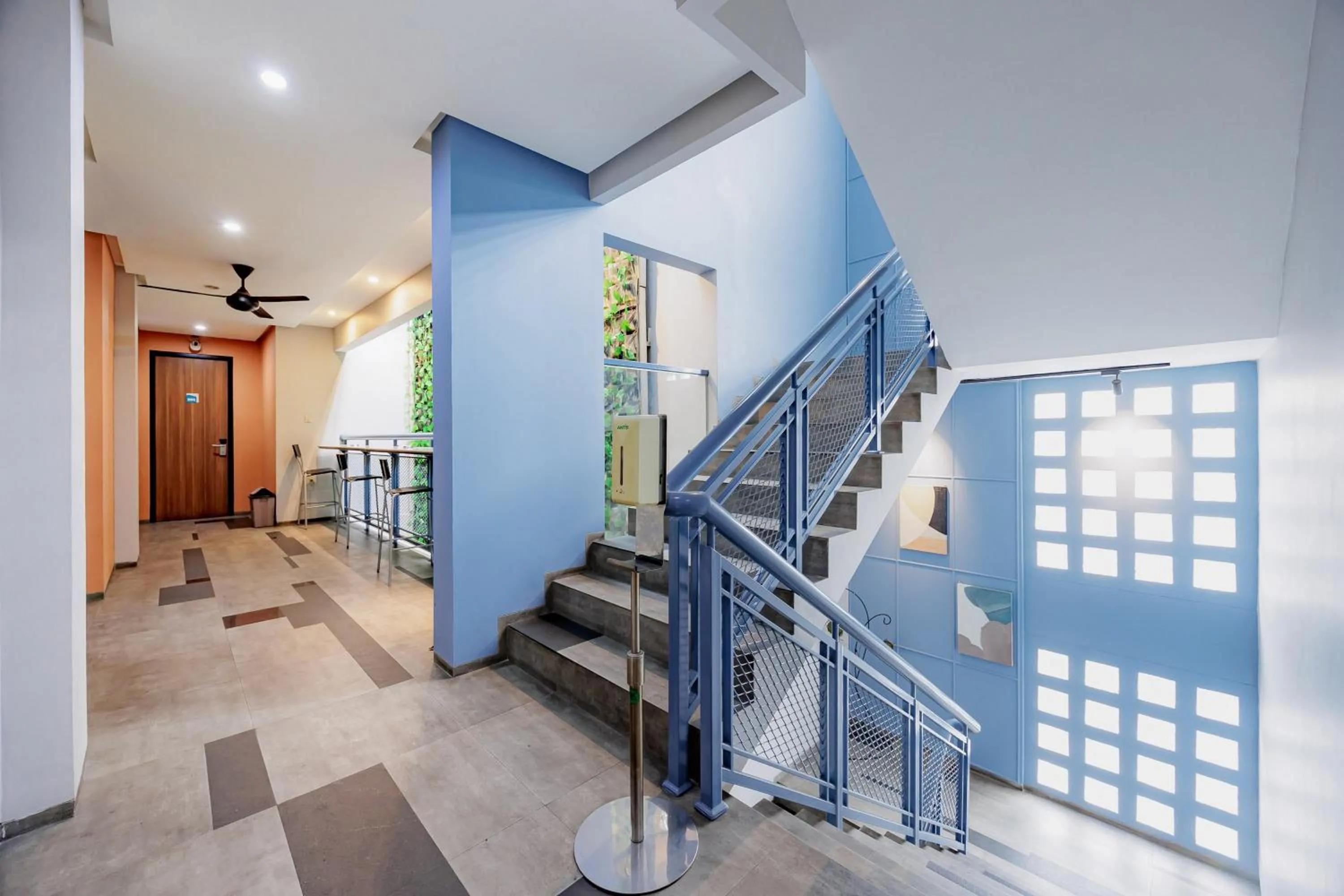 RedDoorz Plus near Radio Dalam 3