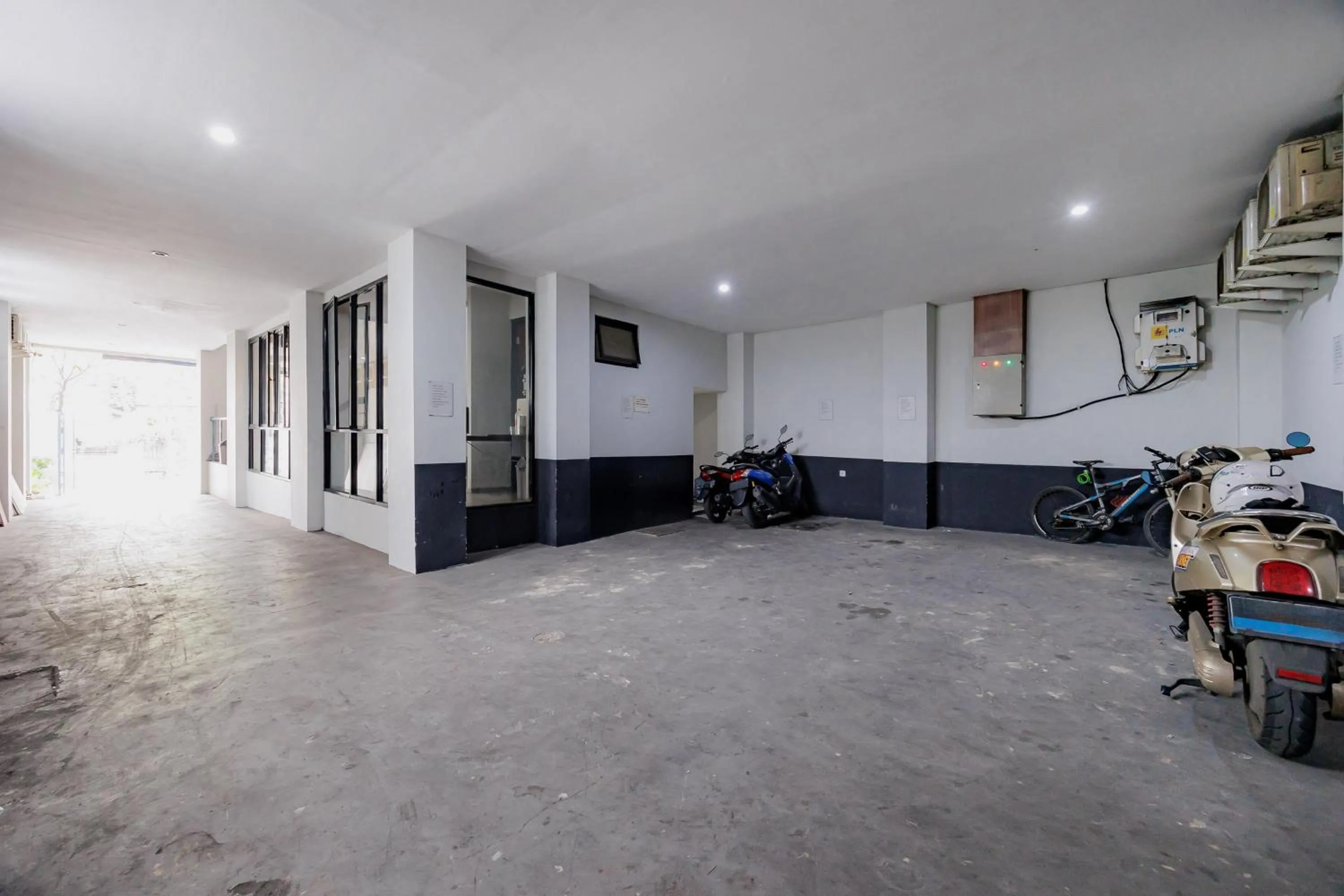 RedDoorz Plus near Radio Dalam 3