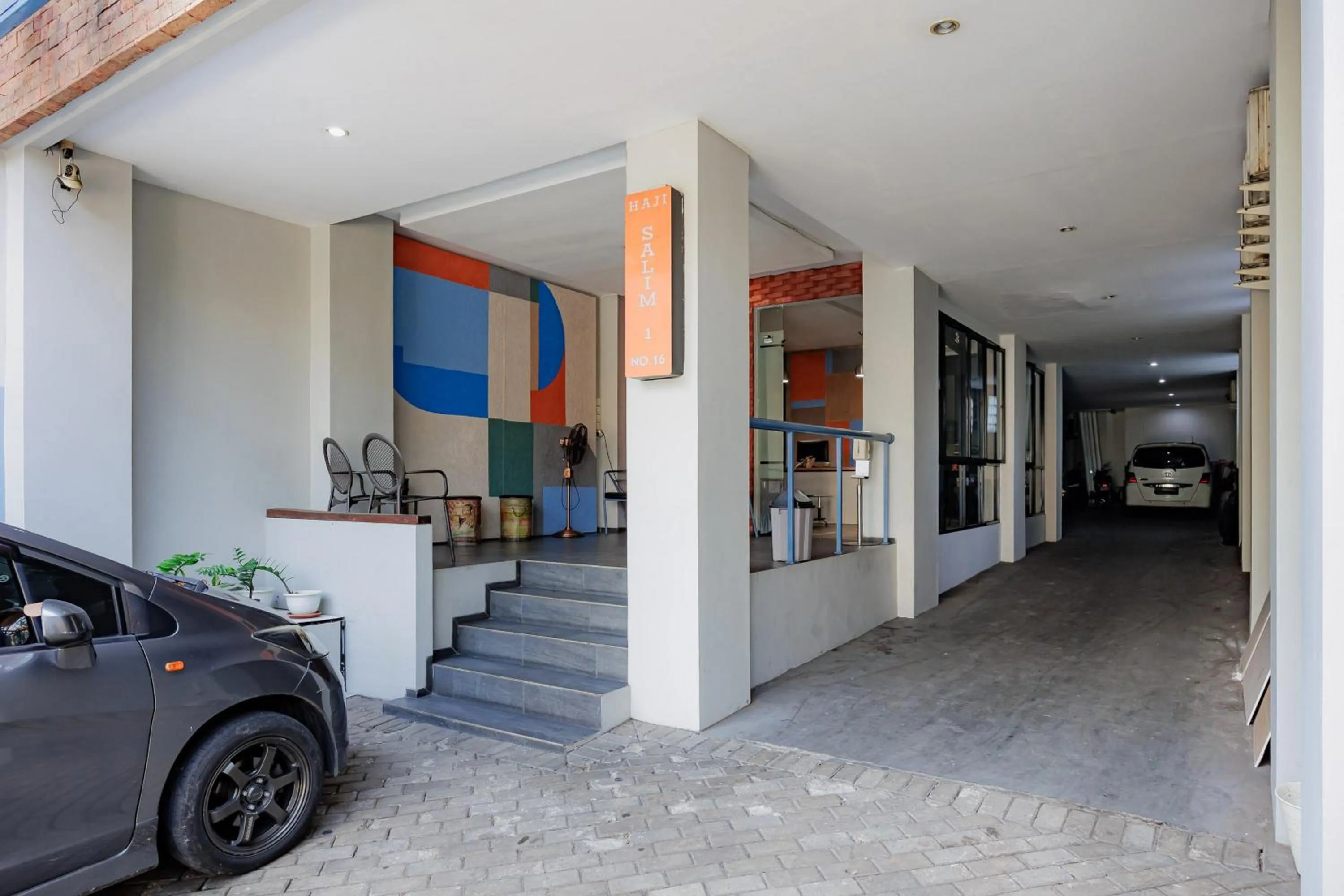 RedDoorz Plus near Radio Dalam 3