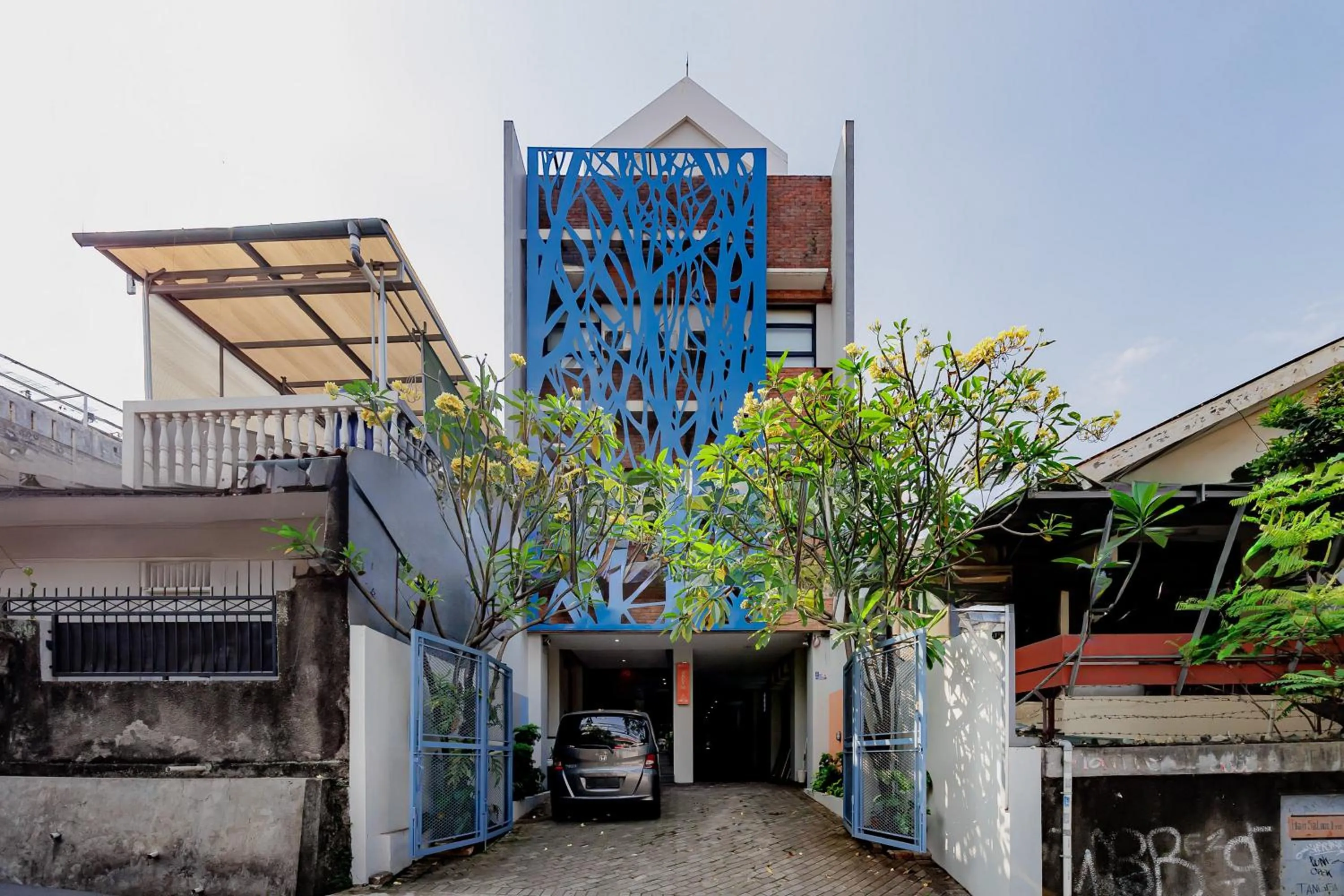 RedDoorz Plus near Radio Dalam 3