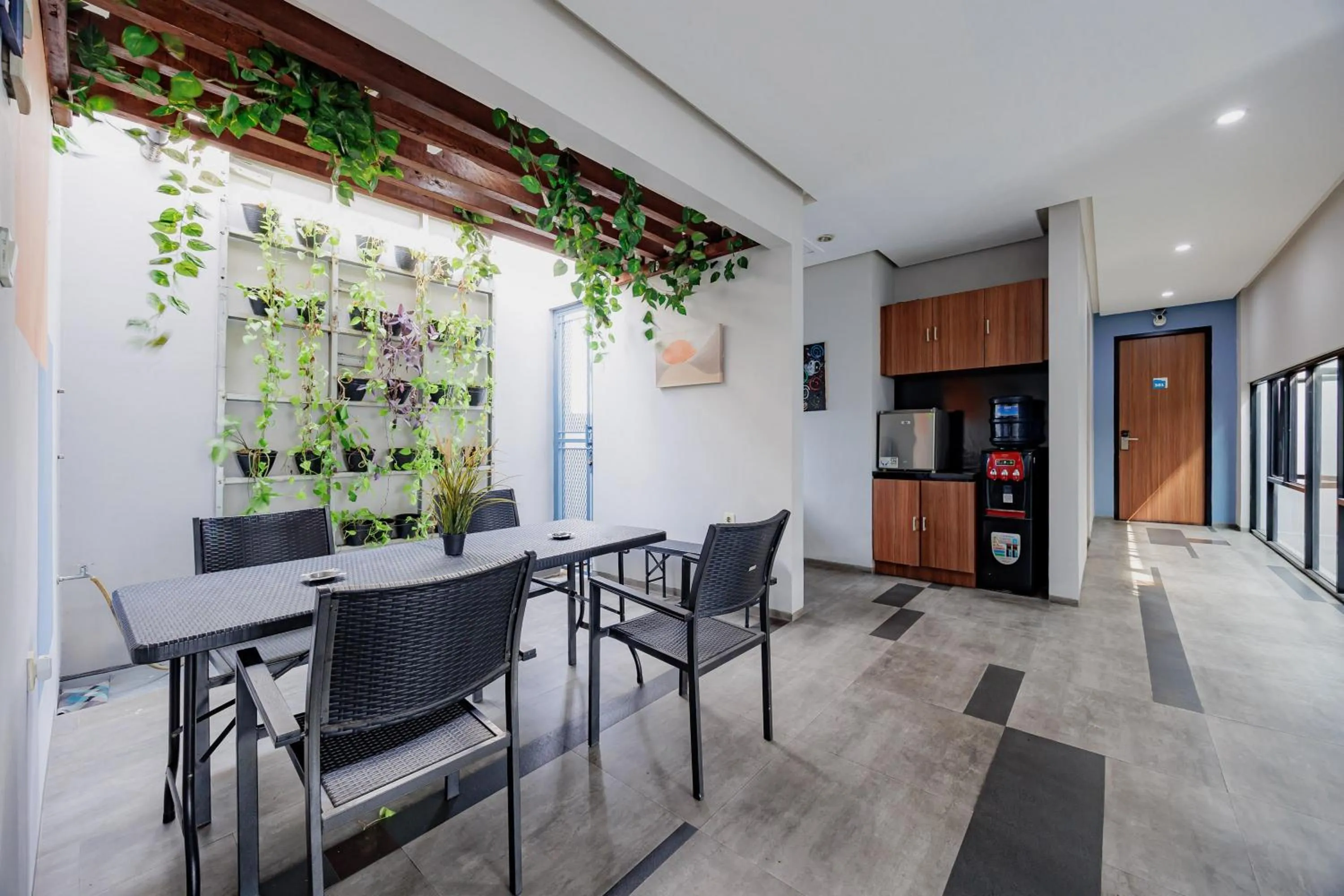 RedDoorz Plus near Radio Dalam 3