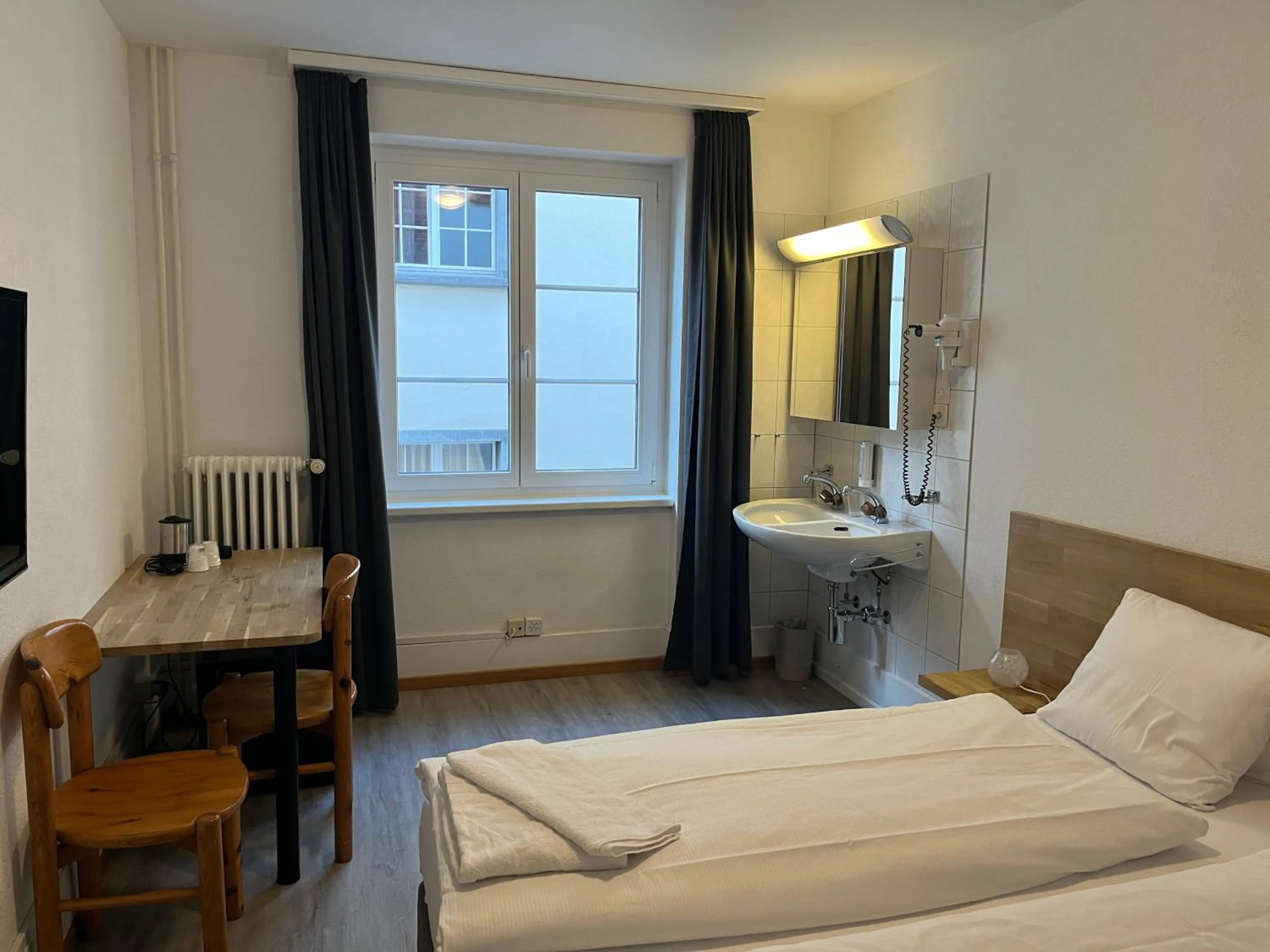 Photo of the whole room, Bed in Hotel Drei Könige