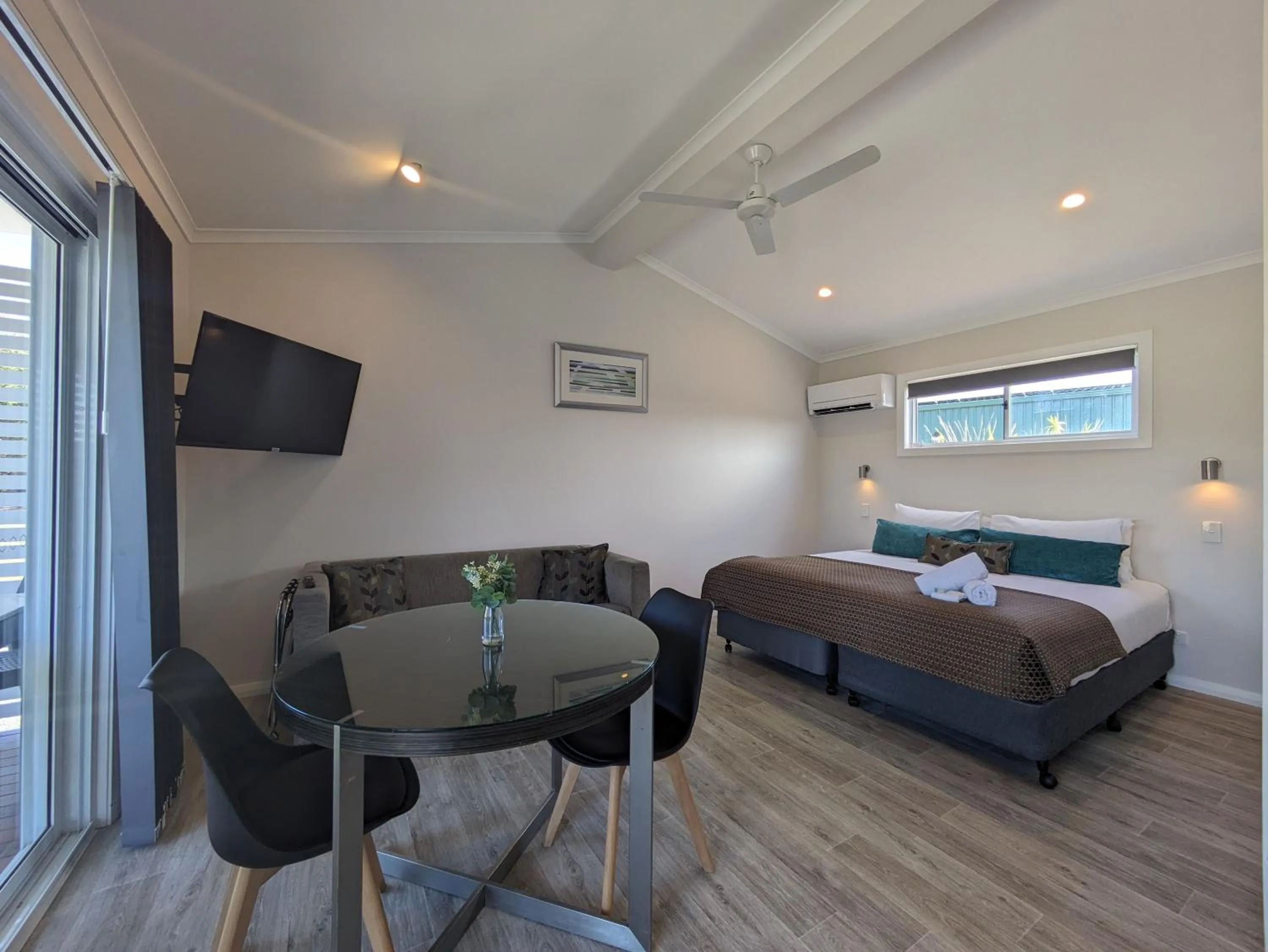 Dining area, Bed in Ballina Beach Nature Resort