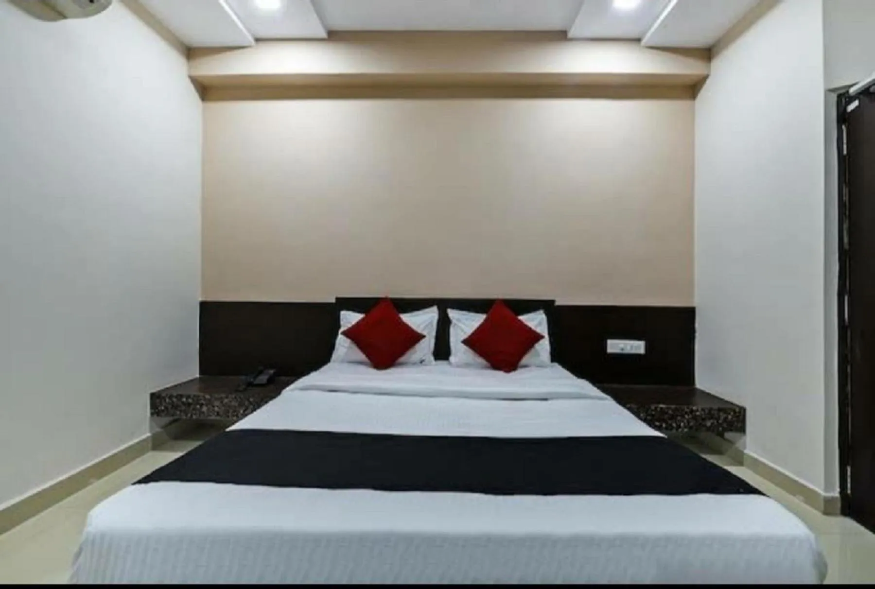 Bedroom, Bed in Dwaraka Inn