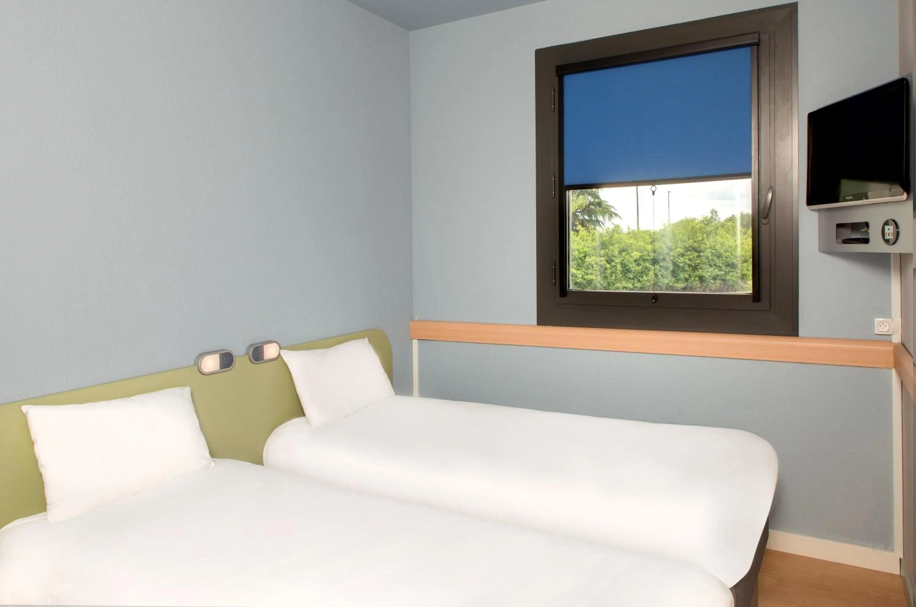 Shower, Bed in ibis budget Montceau les Mines