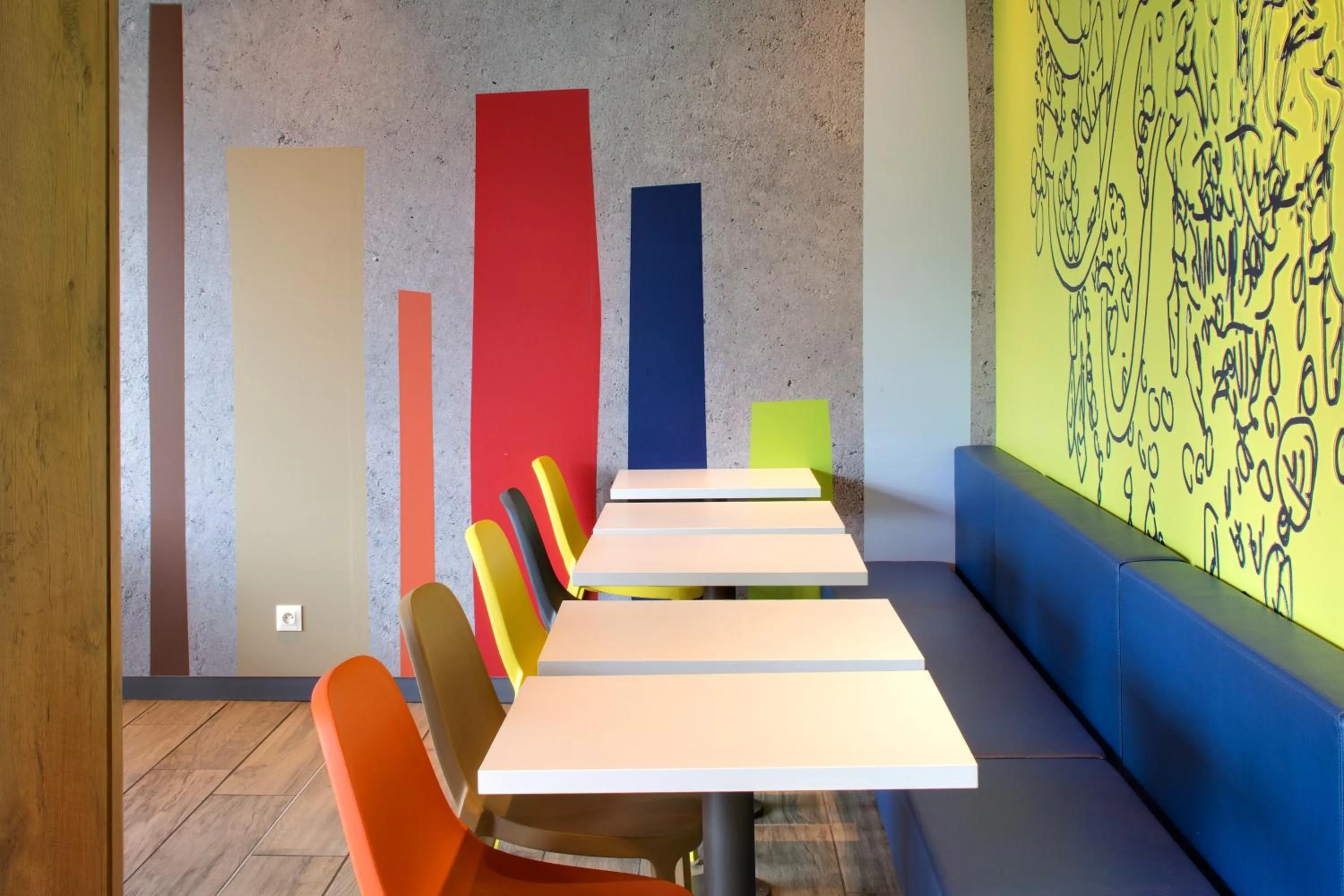 Staff in ibis budget Montceau les Mines