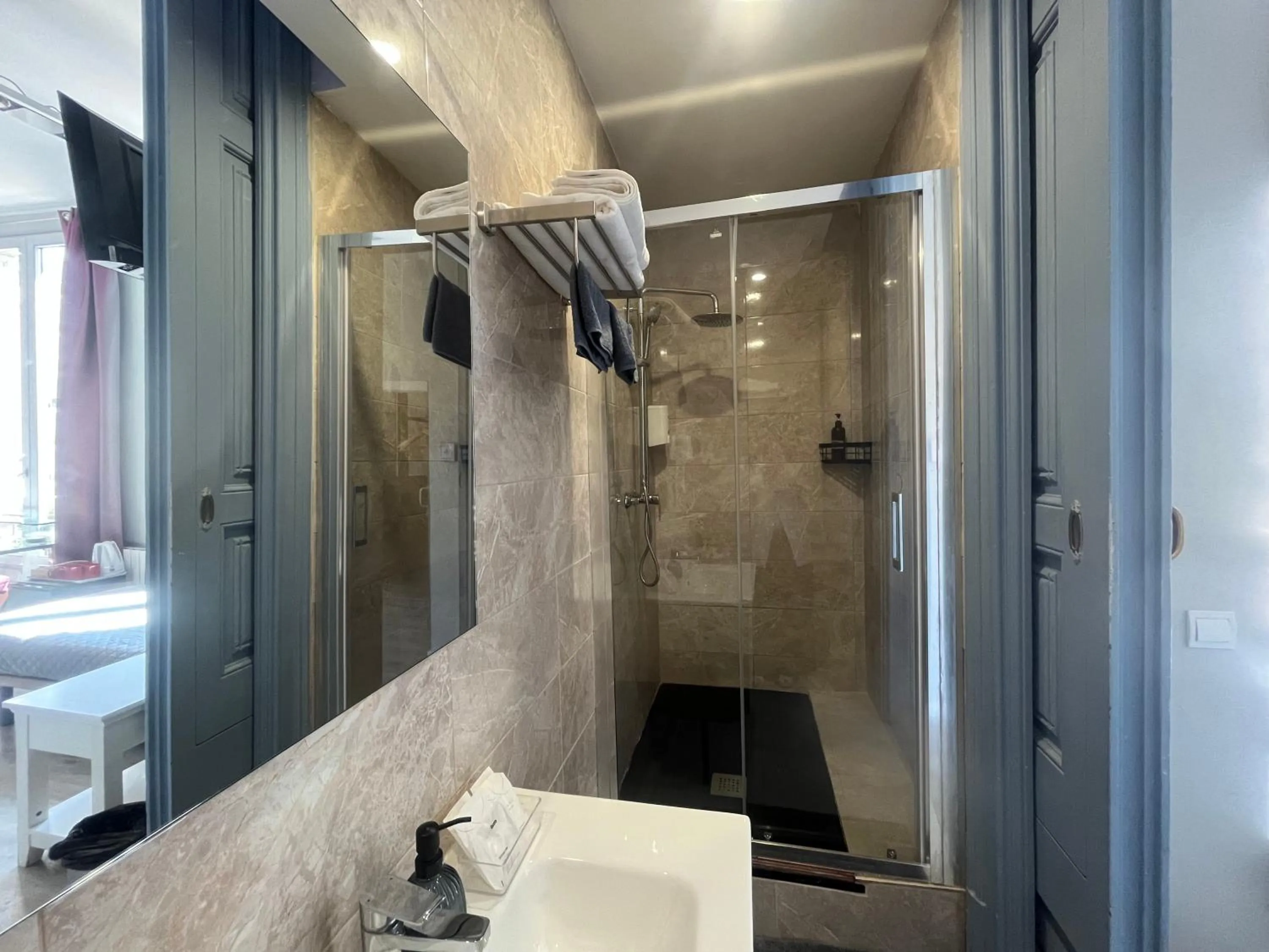 Shower in Hotel Ginebra