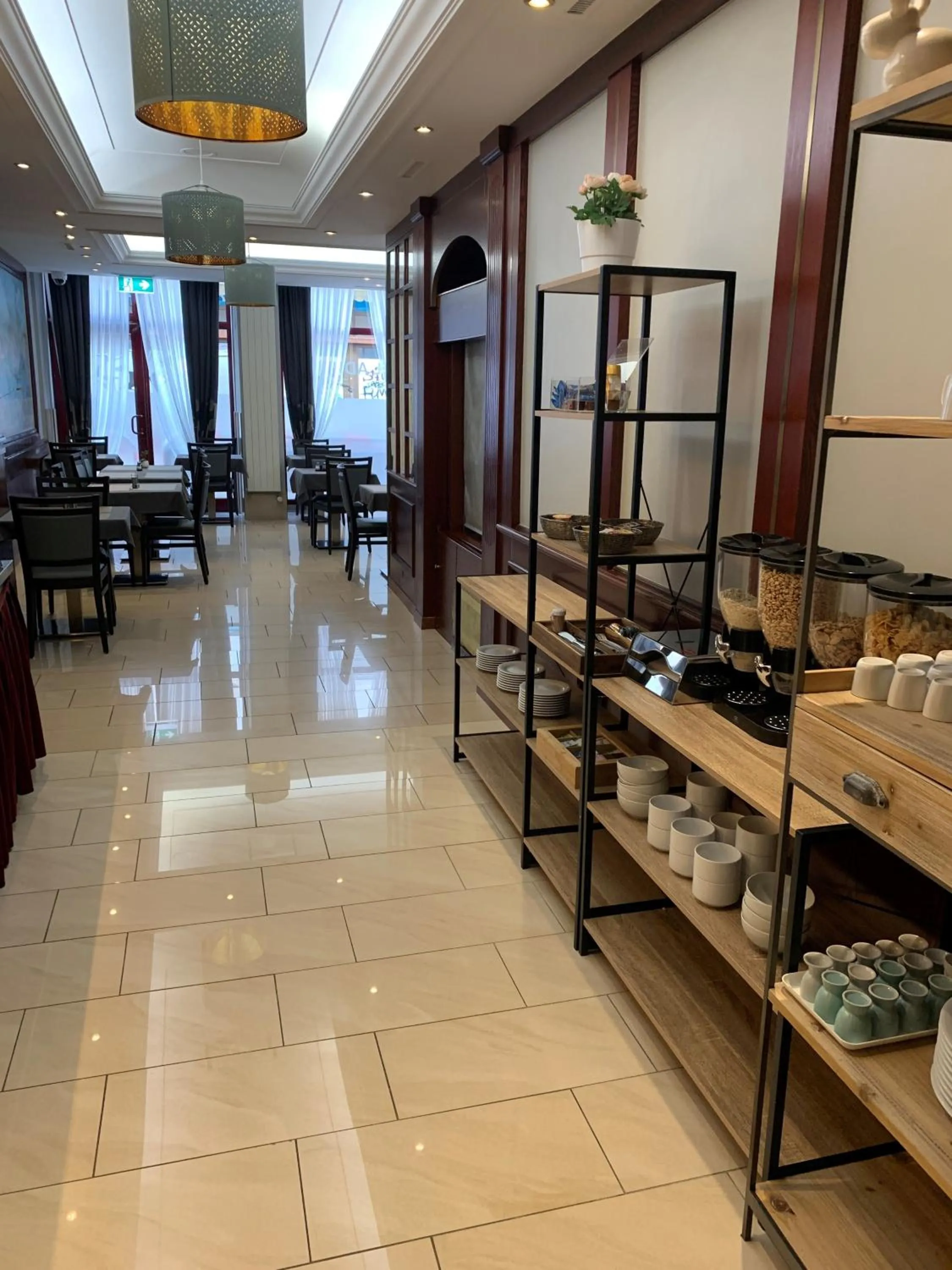 Restaurant/places to eat in Hotel Admiral