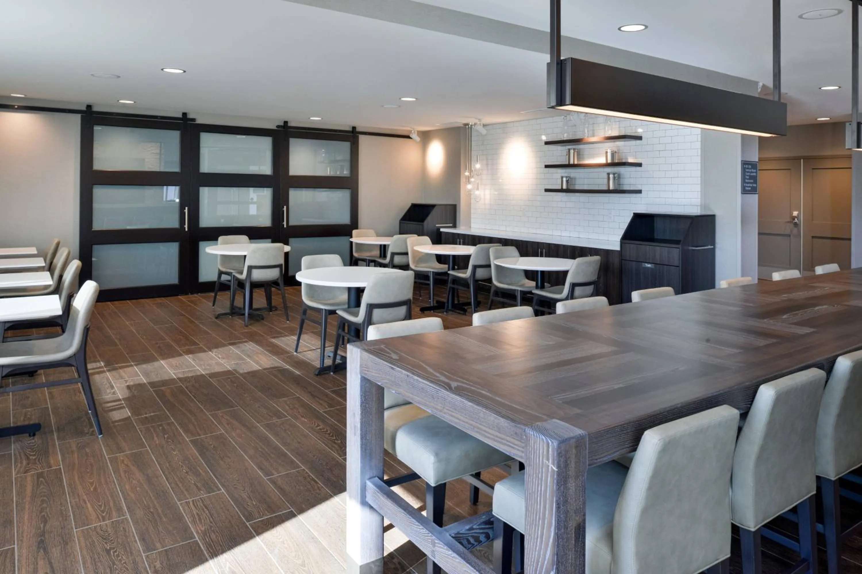 Restaurant/places to eat in Residence Inn by Marriott Bakersfield West