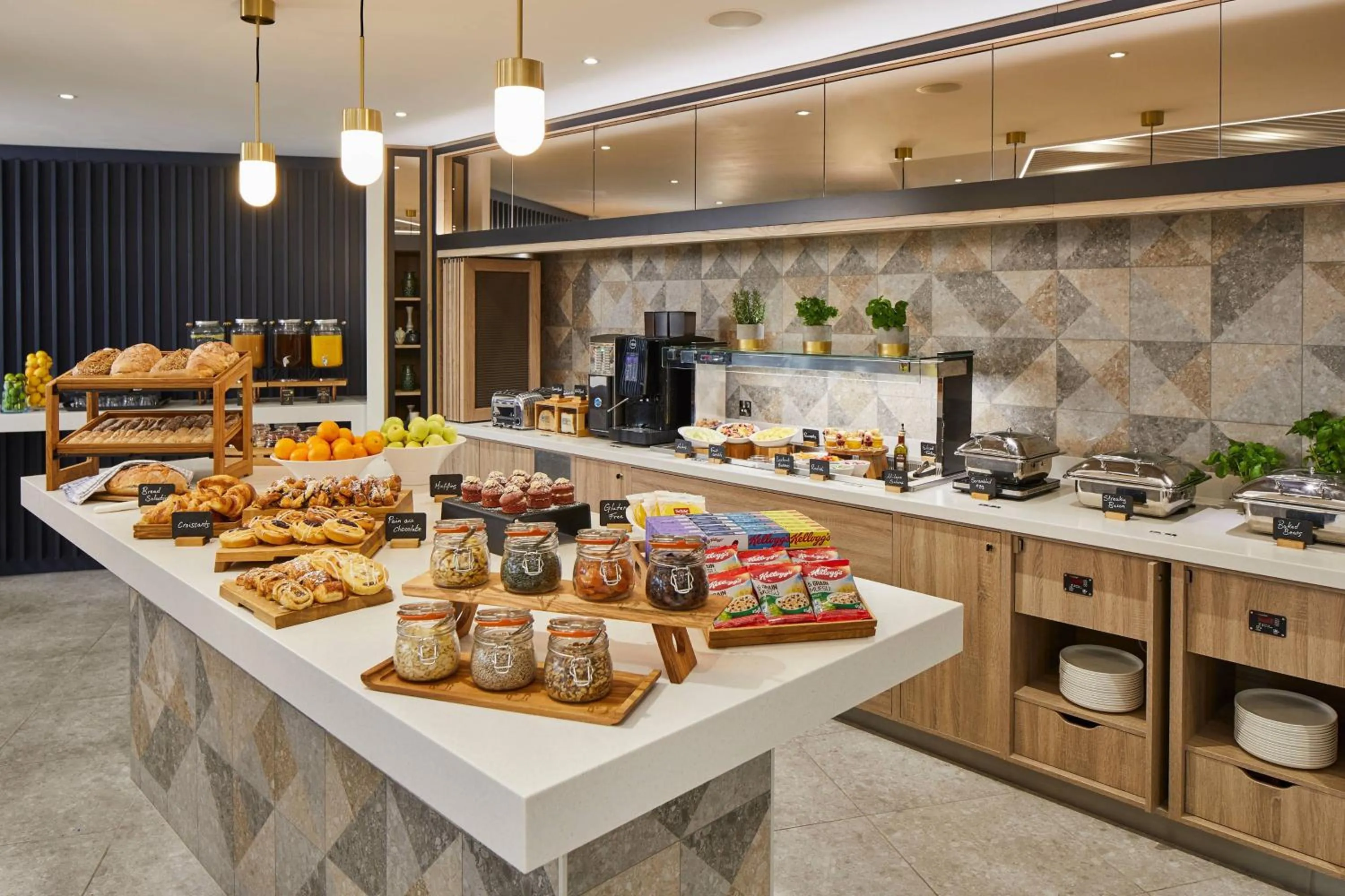 Breakfast in Courtyard by Marriott London City Airport