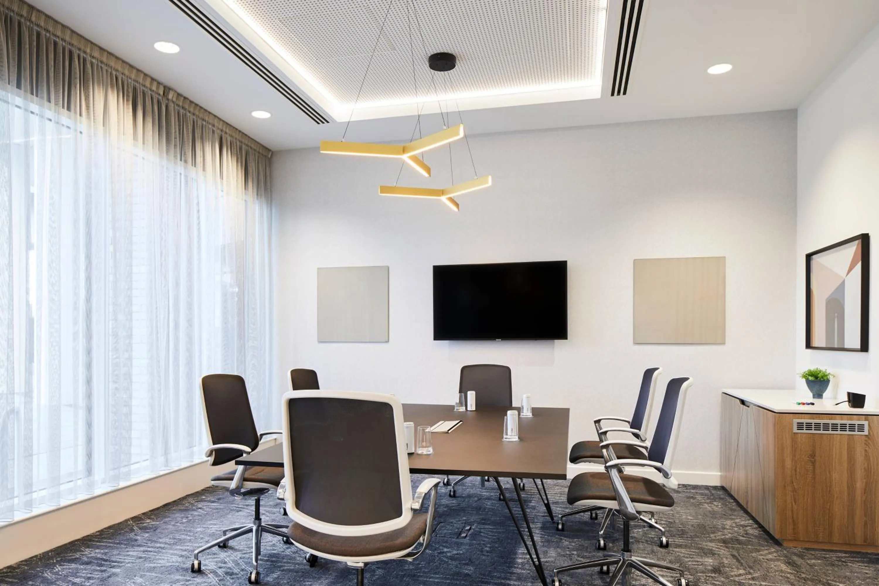Meeting/conference room in Courtyard by Marriott London City Airport