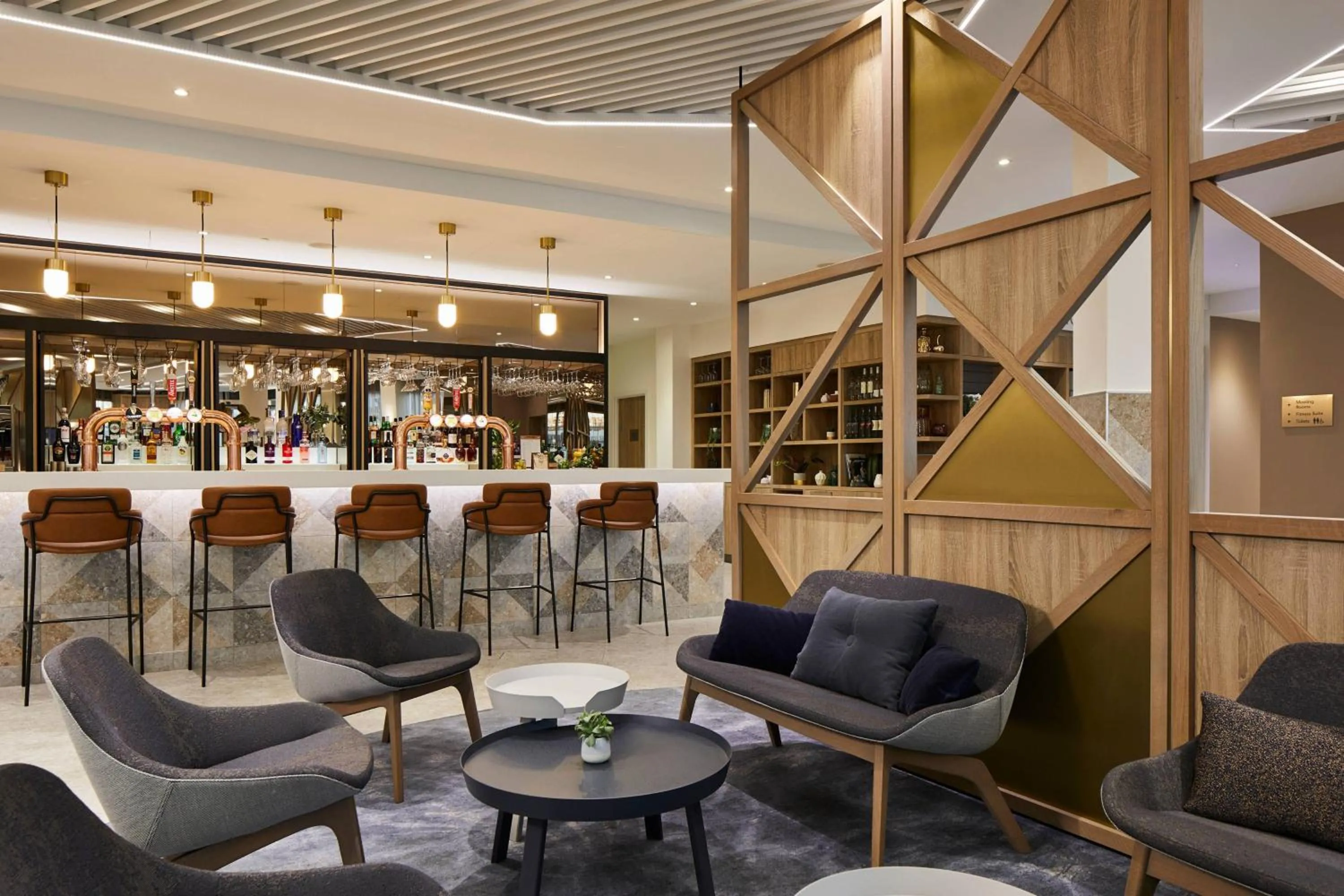 Lounge or bar in Courtyard by Marriott London City Airport