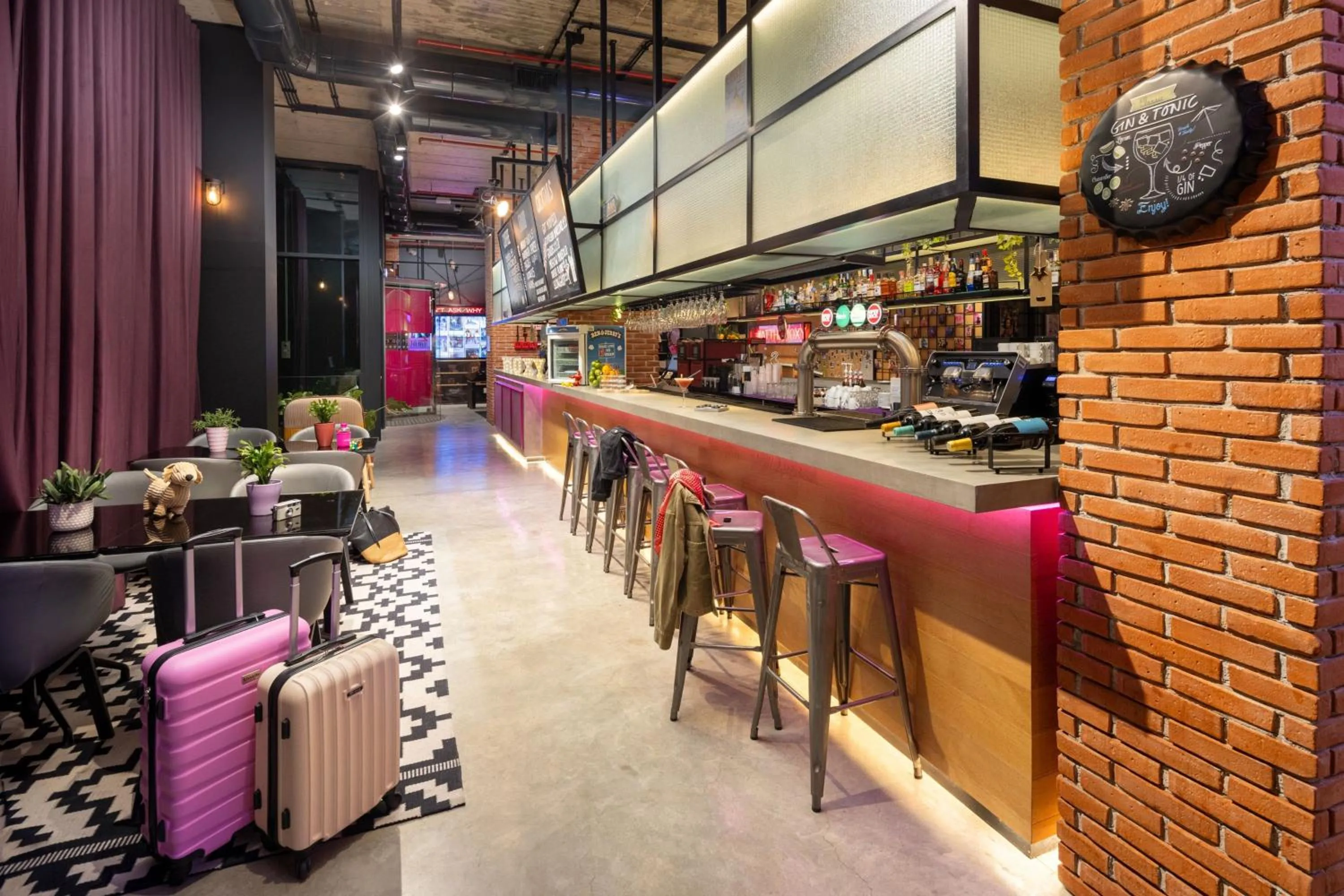 Lounge or bar in Moxy Lisbon City