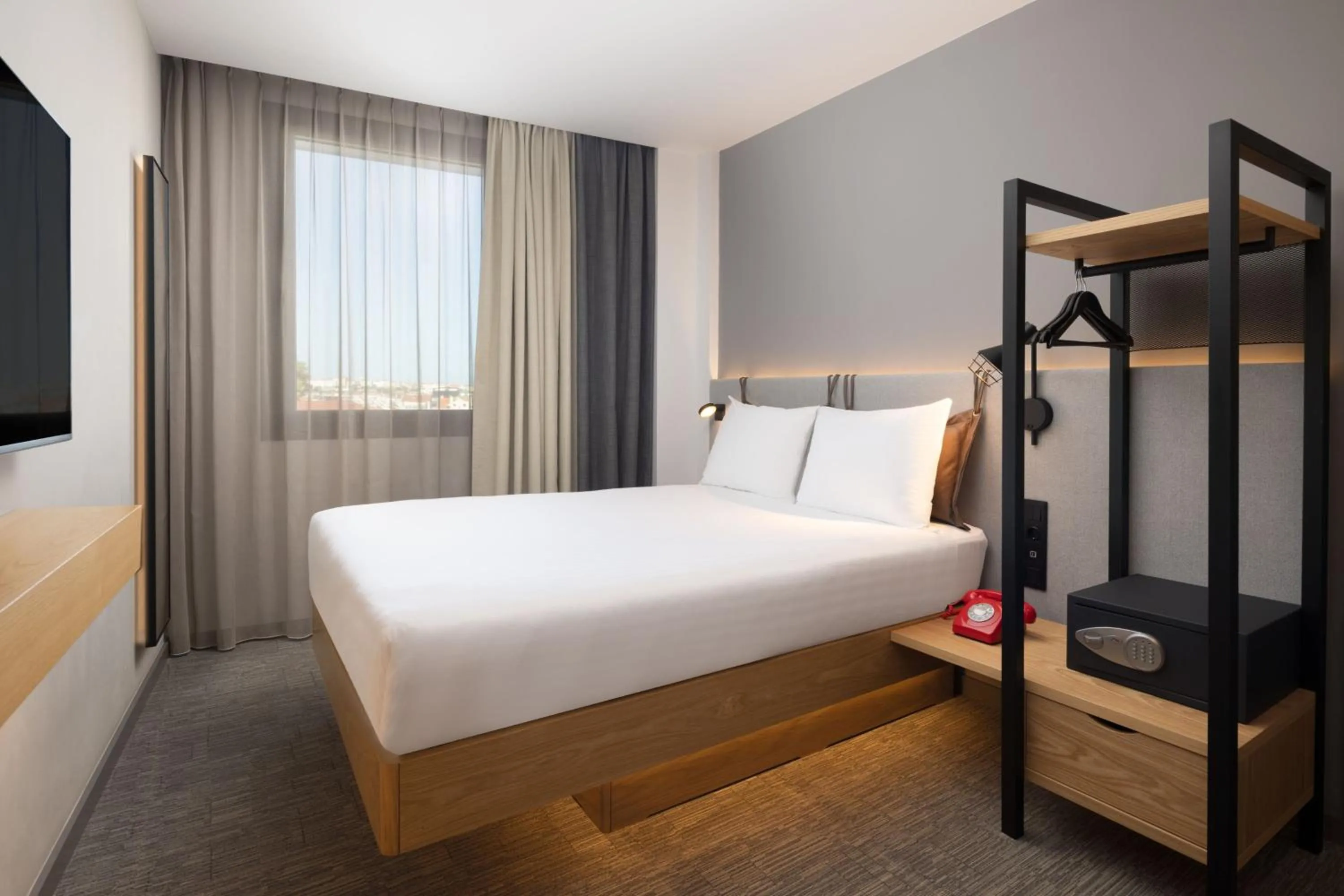 Photo of the whole room, Bed in Moxy Lisbon City