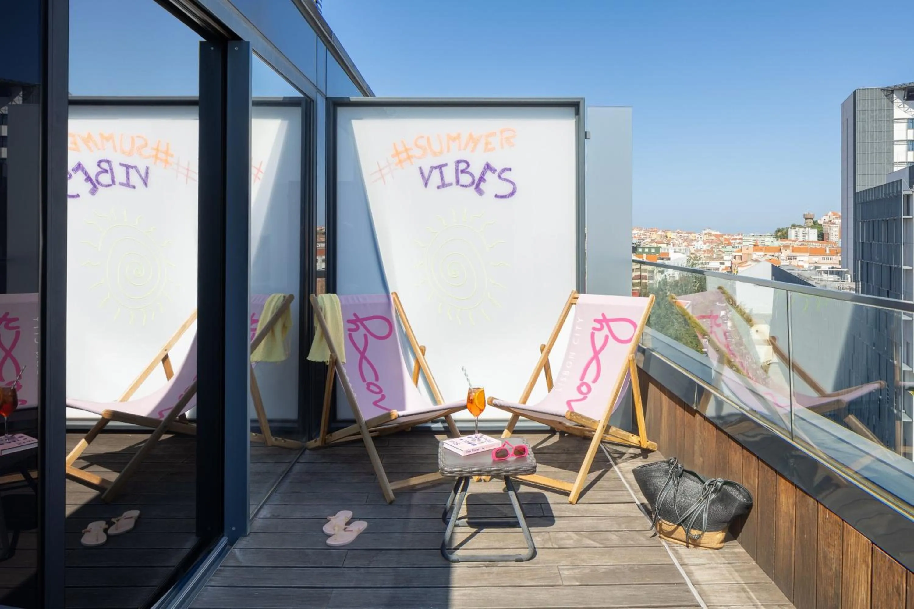 Photo of the whole room in Moxy Lisbon City