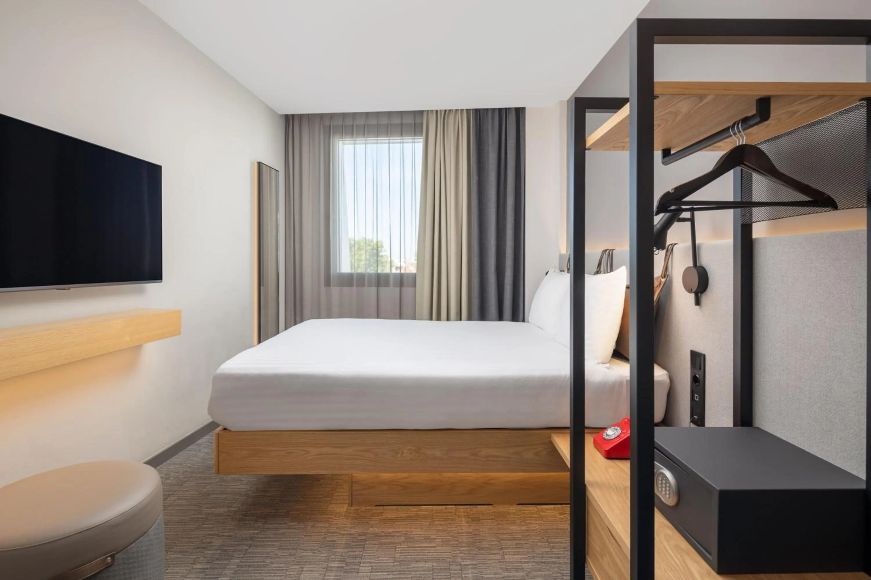 Photo of the whole room, Bed in Moxy Lisbon City