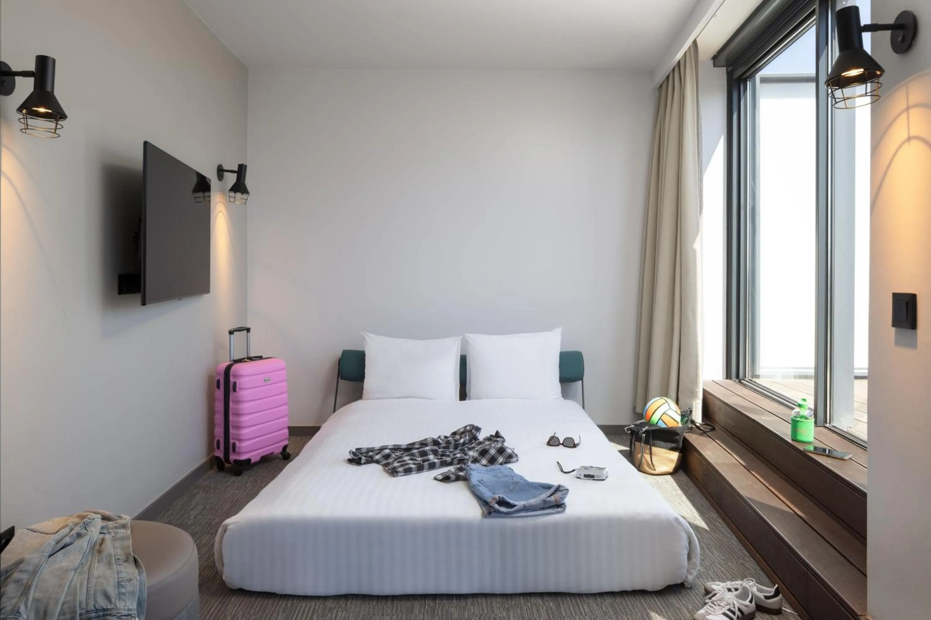 Photo of the whole room, Bed in Moxy Lisbon City