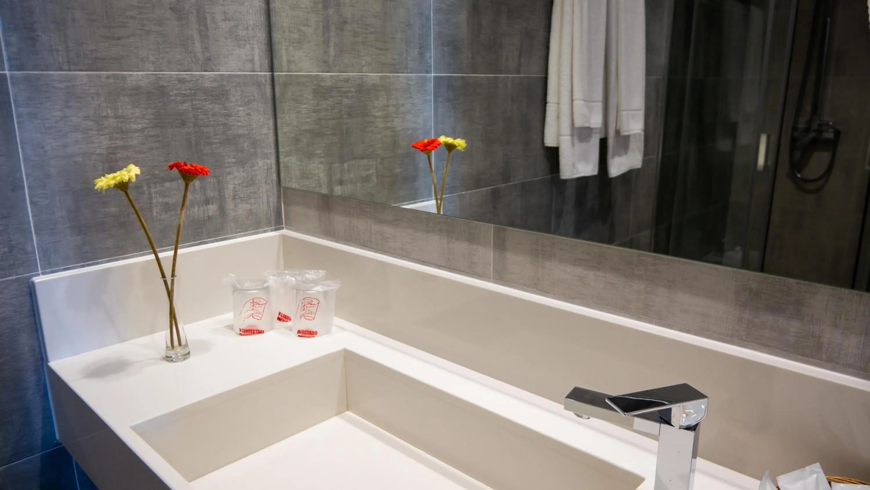 Bathroom in Apartamentos Turisticos Flamero