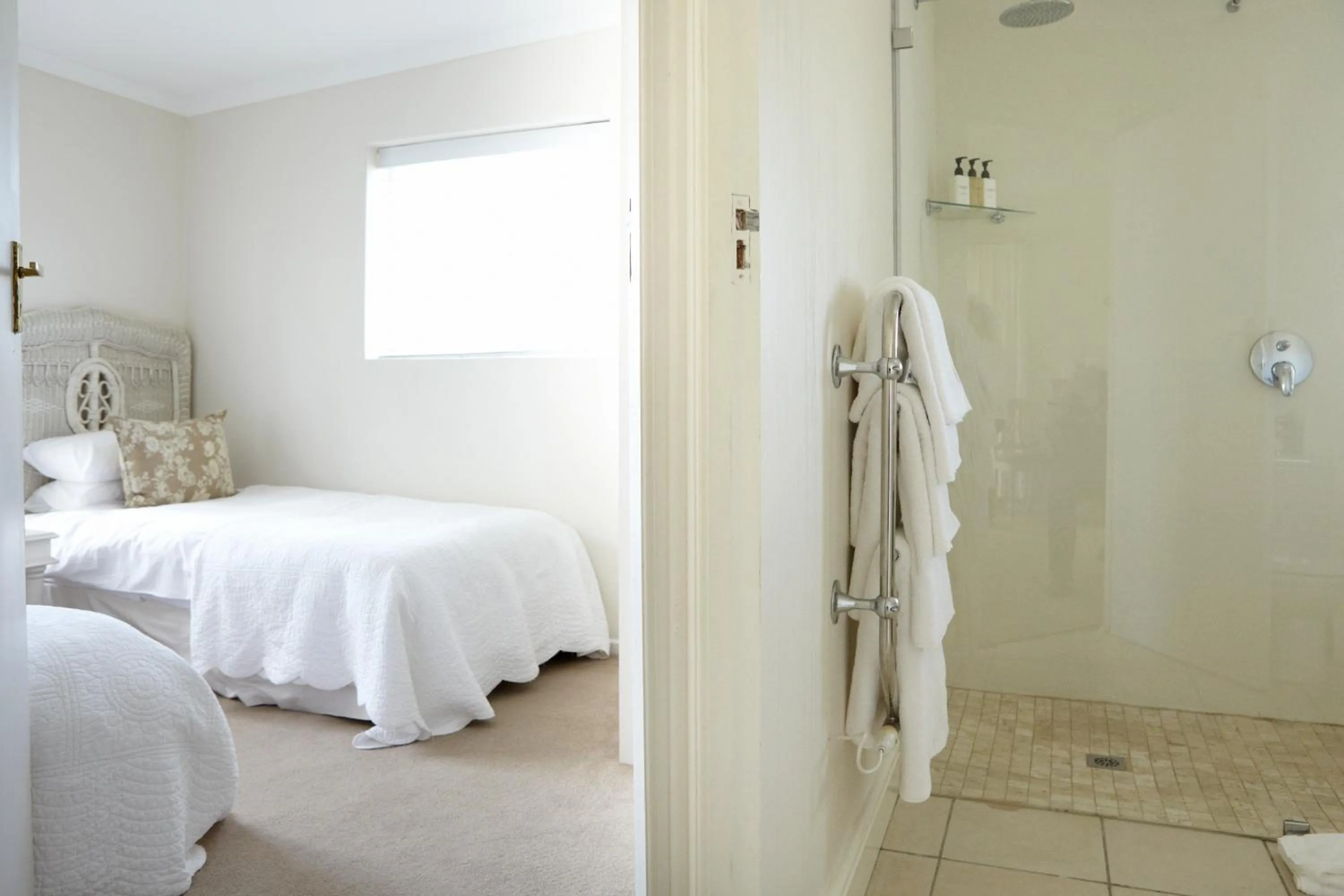 Bathroom, Bed in Leisure Isle Lodge