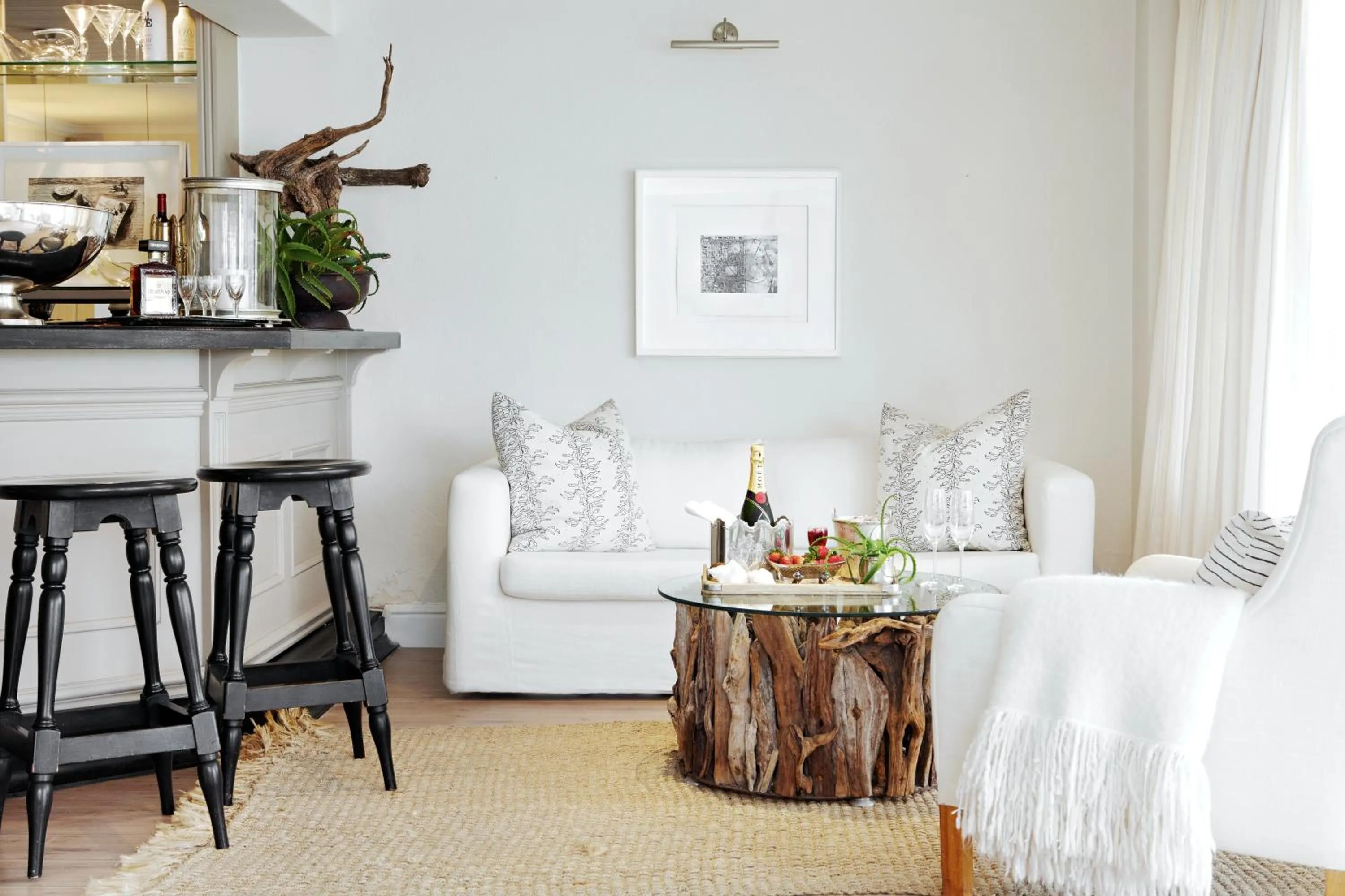 Lounge or bar in Leisure Isle Lodge