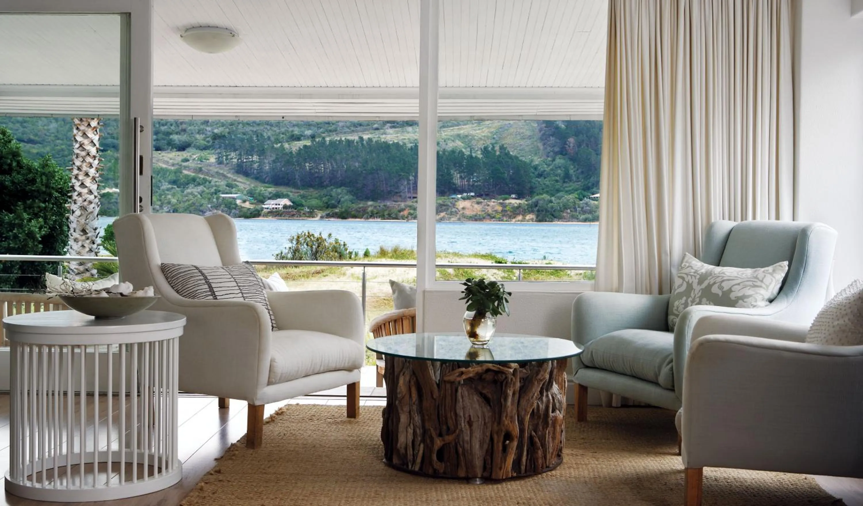 Lounge or bar in Leisure Isle Lodge