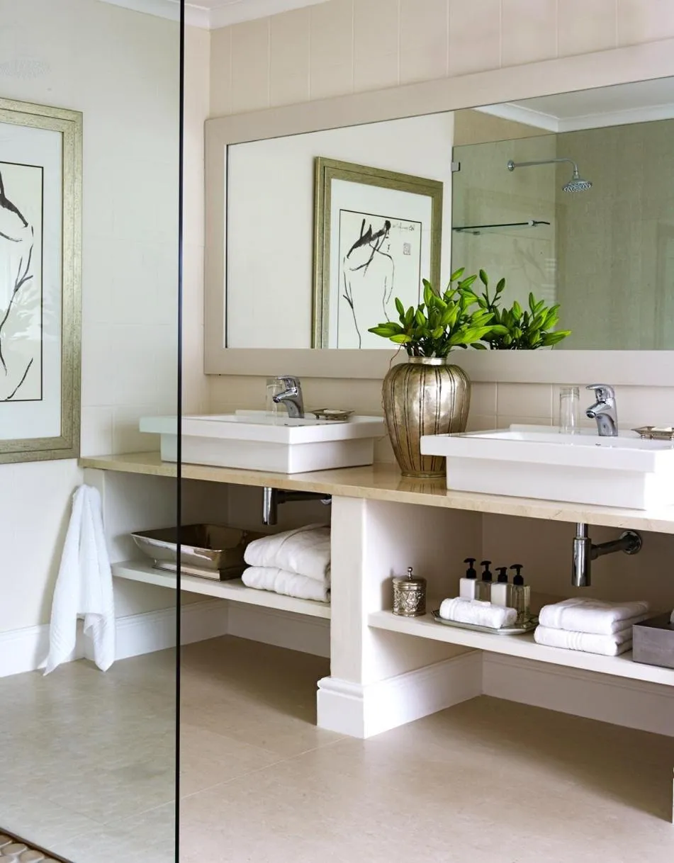 Bathroom in Leisure Isle Lodge