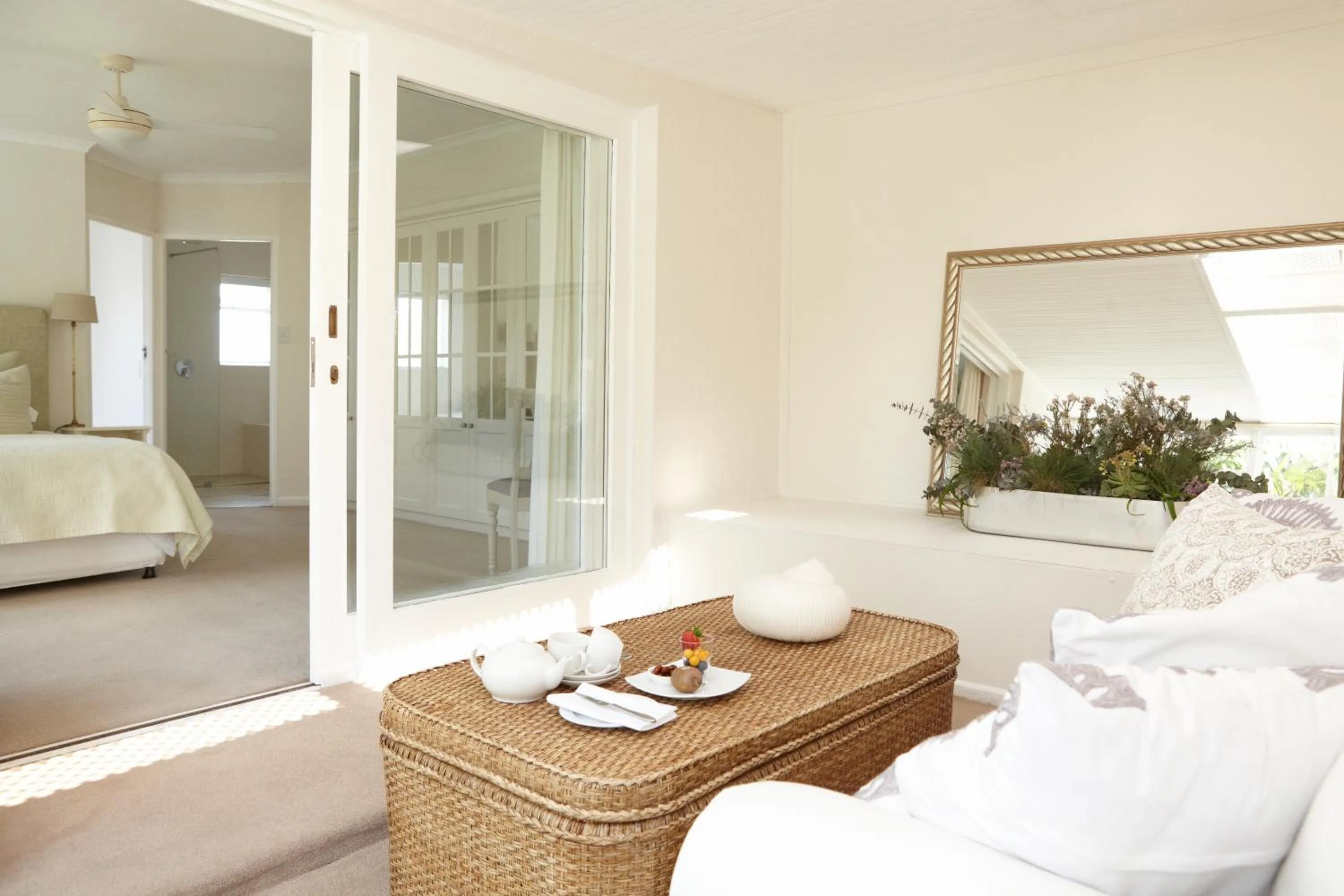 Seating area, Bed in Leisure Isle Lodge